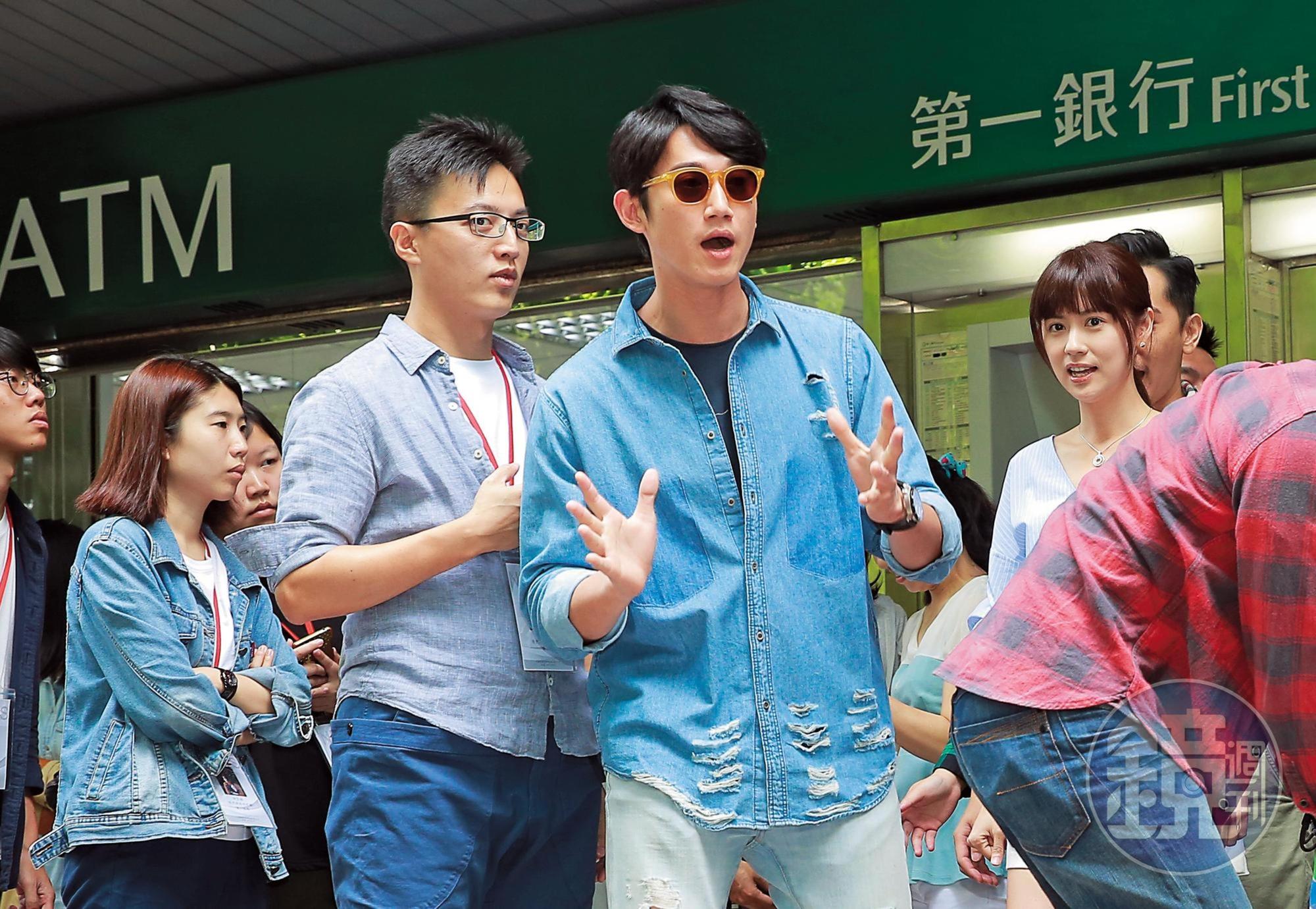 雖然吳慷仁戴著墨鏡但是仍把廣告看得很清，為了一支有性暗示的廣告砲轟NCC未審就播，但NCC本來就沒事先審查機制，播後接受檢舉而已。