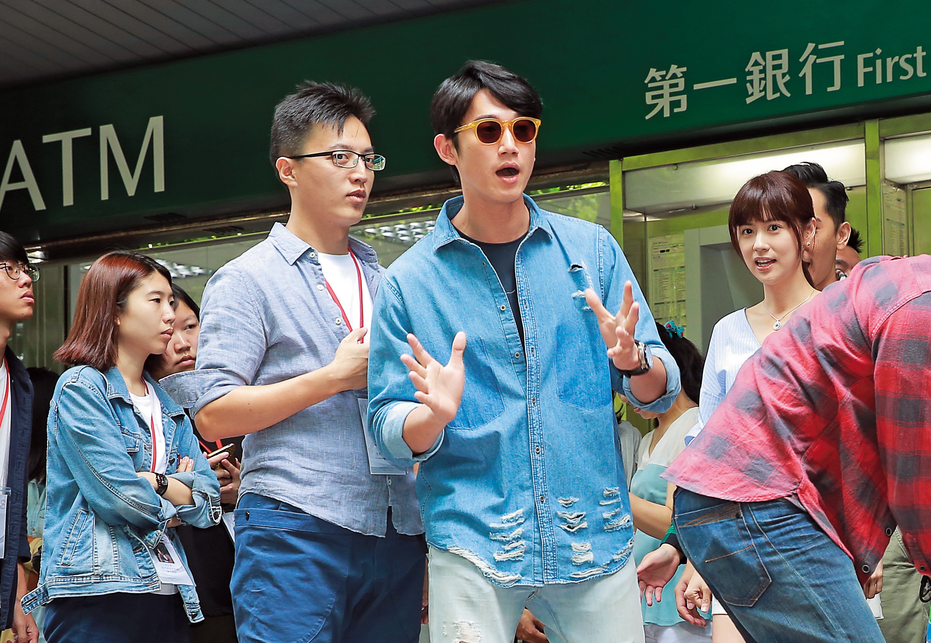 雖然吳慷仁戴著墨鏡但是仍把廣告看得很清，為了一支有性暗示的廣告砲轟NCC未審就播，但NCC本來就沒事先審查機制，播後接受檢舉而已。