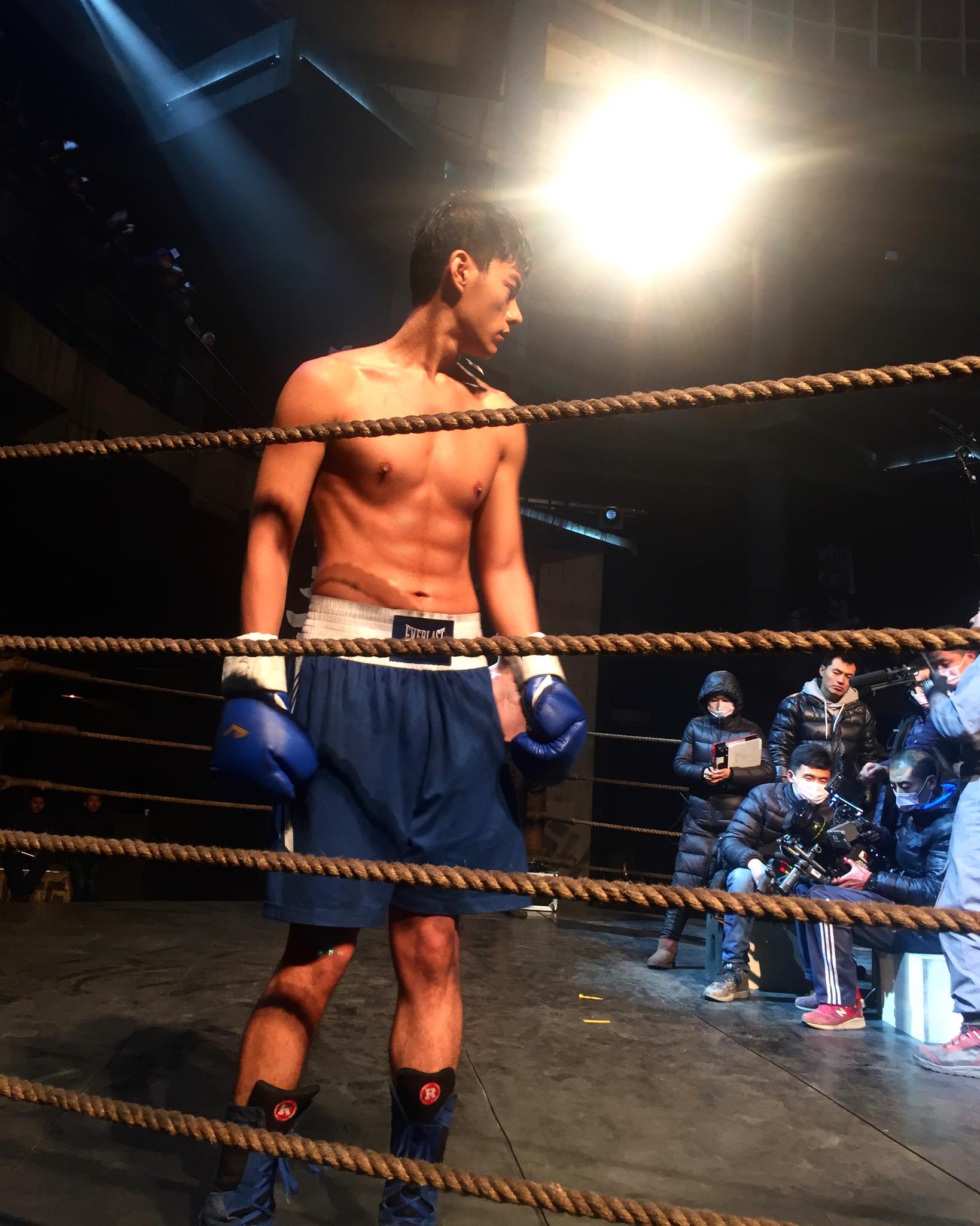 李程彬拍攝 《鏡像人：明日青春》吃足苦頭，在零下15度的氣溫裸身拍戲，拍到昏倒、大小傷不斷。（翻攝自臉書）