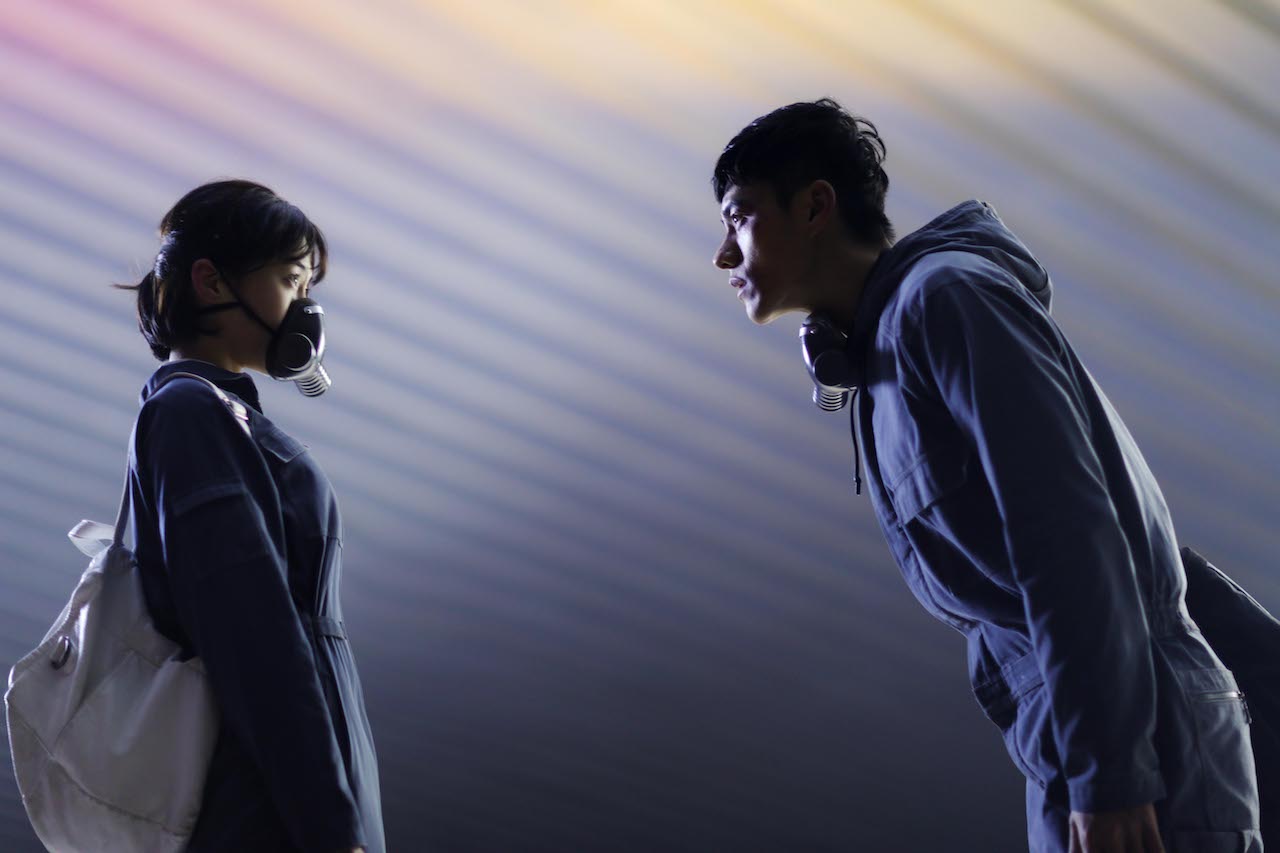 李程彬和郭姝彤在《鏡像人：明日青春》有感情戲。（翻攝自臉書）