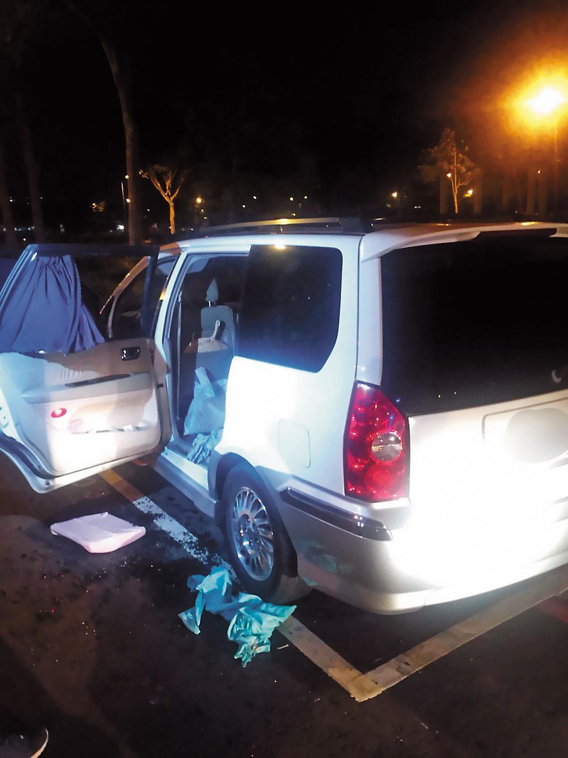 高雄吳姓女子多年來照顧重度身心障礙的妹妹，21日帶著妹妹在車上燒炭自殺。（翻攝畫面）