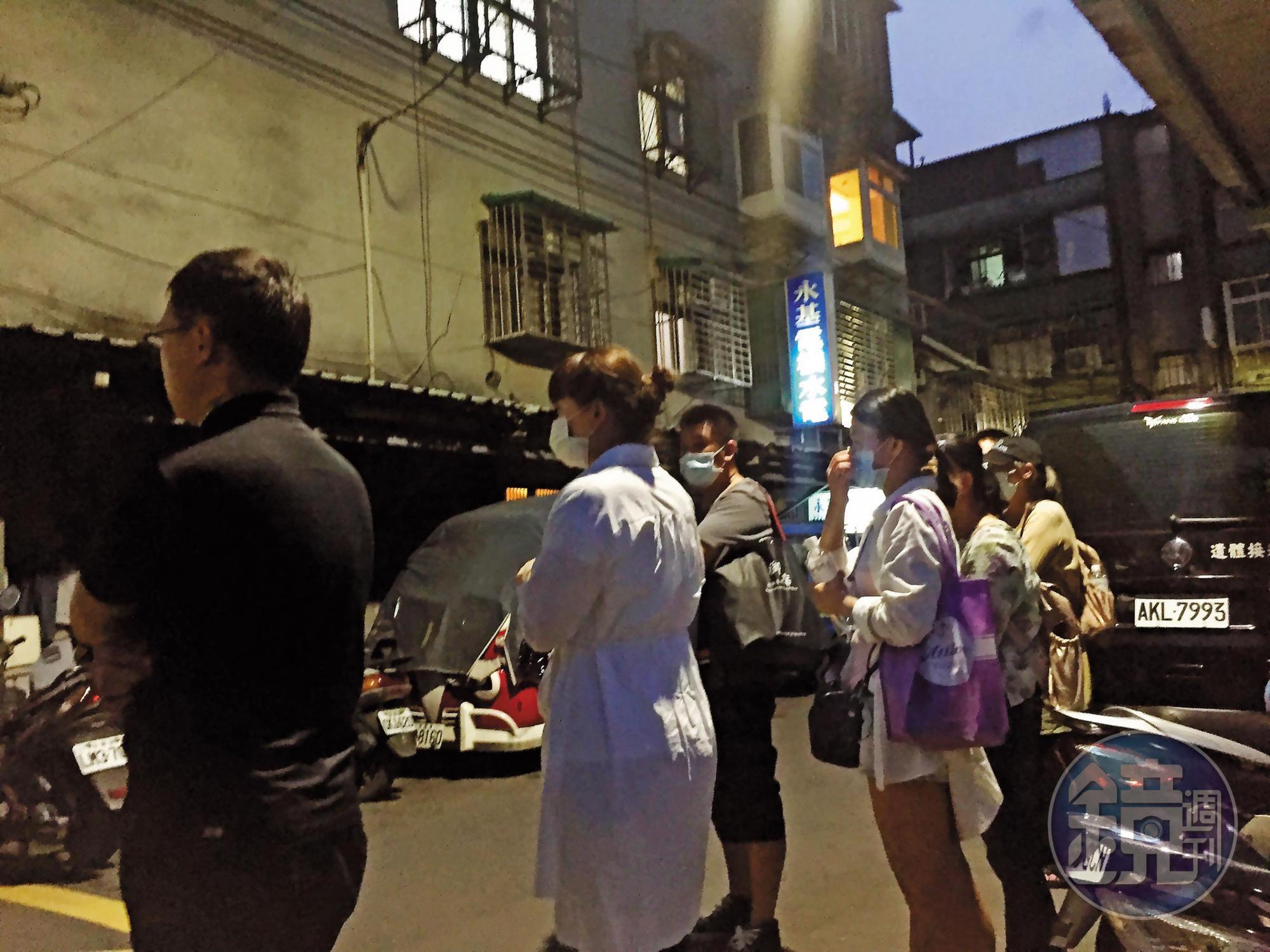 蔡家共有8名手足，但照顧么妹和父母的責任主要由殺人的蔡男負擔，其他手足則給予經濟協助。