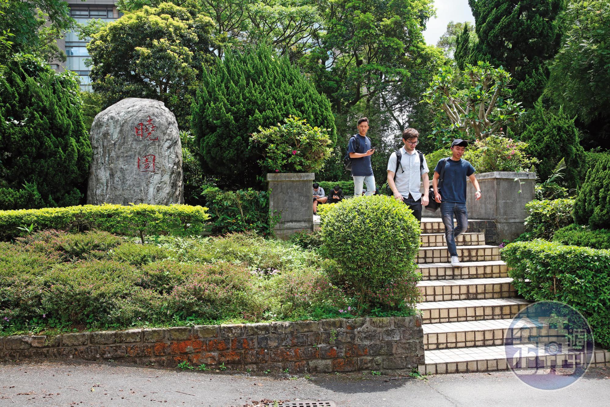 「曉園」是文大創辦人張其昀的紀念墓園,位於校園後方,因緊鄰校舍,常有學生走動。