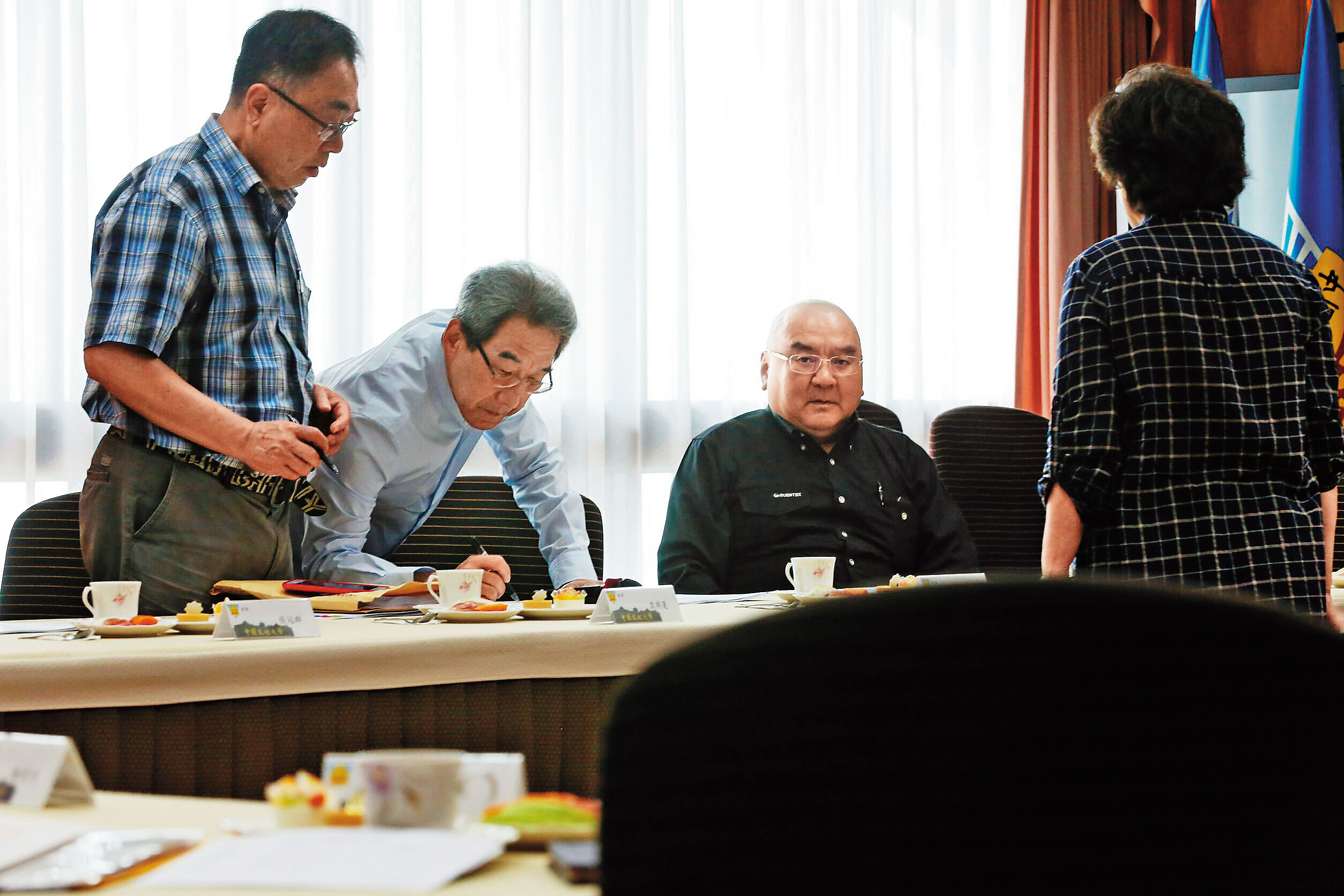潤泰集團總裁尹衍樑（右）與董事張冠群（中）、袁興夏（左），23日一起進入董事會，去年因反對購置墓地，不斷遭張鏡湖指控違法亂紀、圖謀校產。
