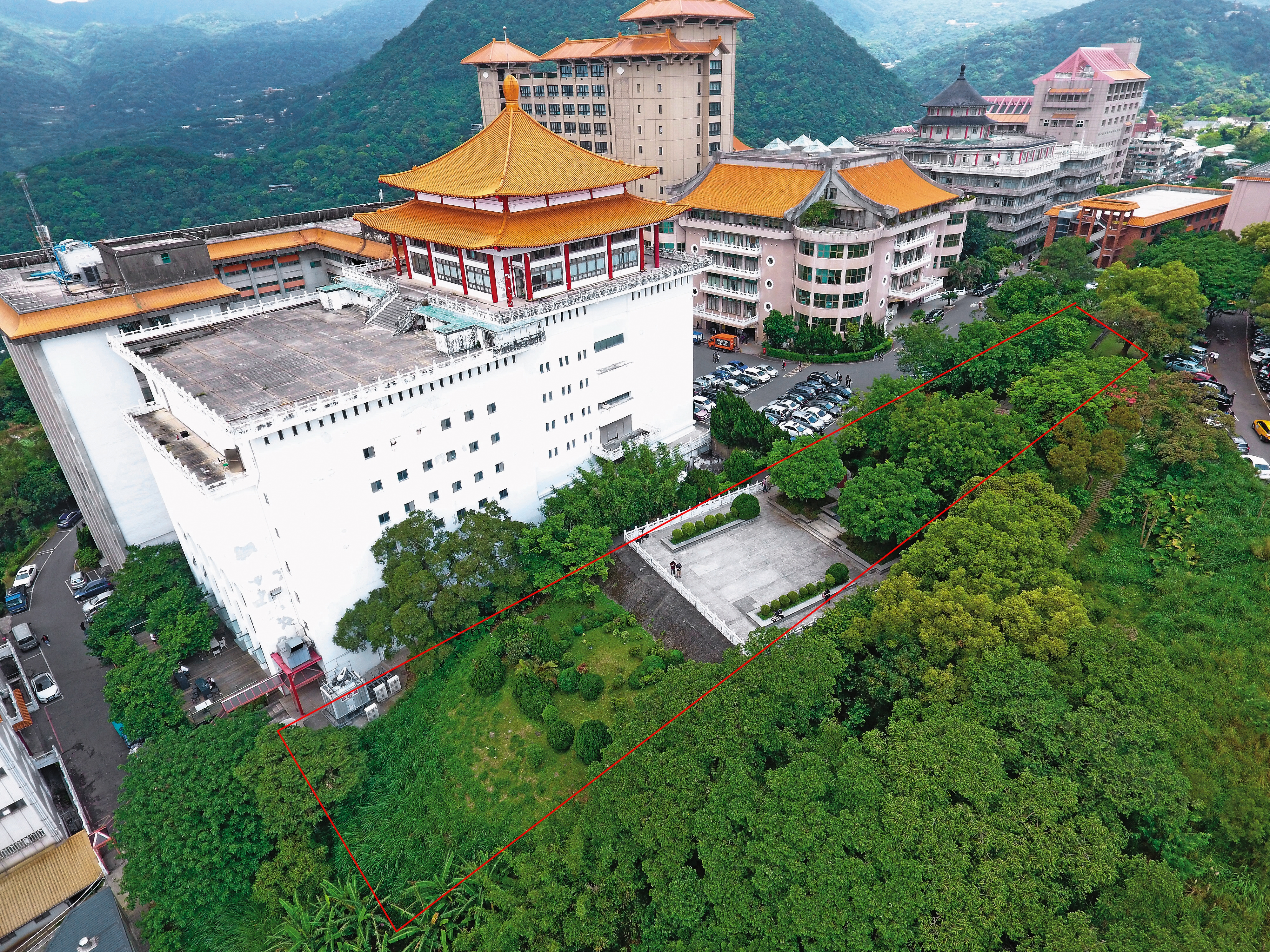 文大董事會內鬥主因是文大董事長張鏡湖有意要動用6,000萬元學校資金，買下父親張其昀墓地（紅框處）剩餘產權，遭董事反對後與董事嫌隙日漸加深。（讀者提供）