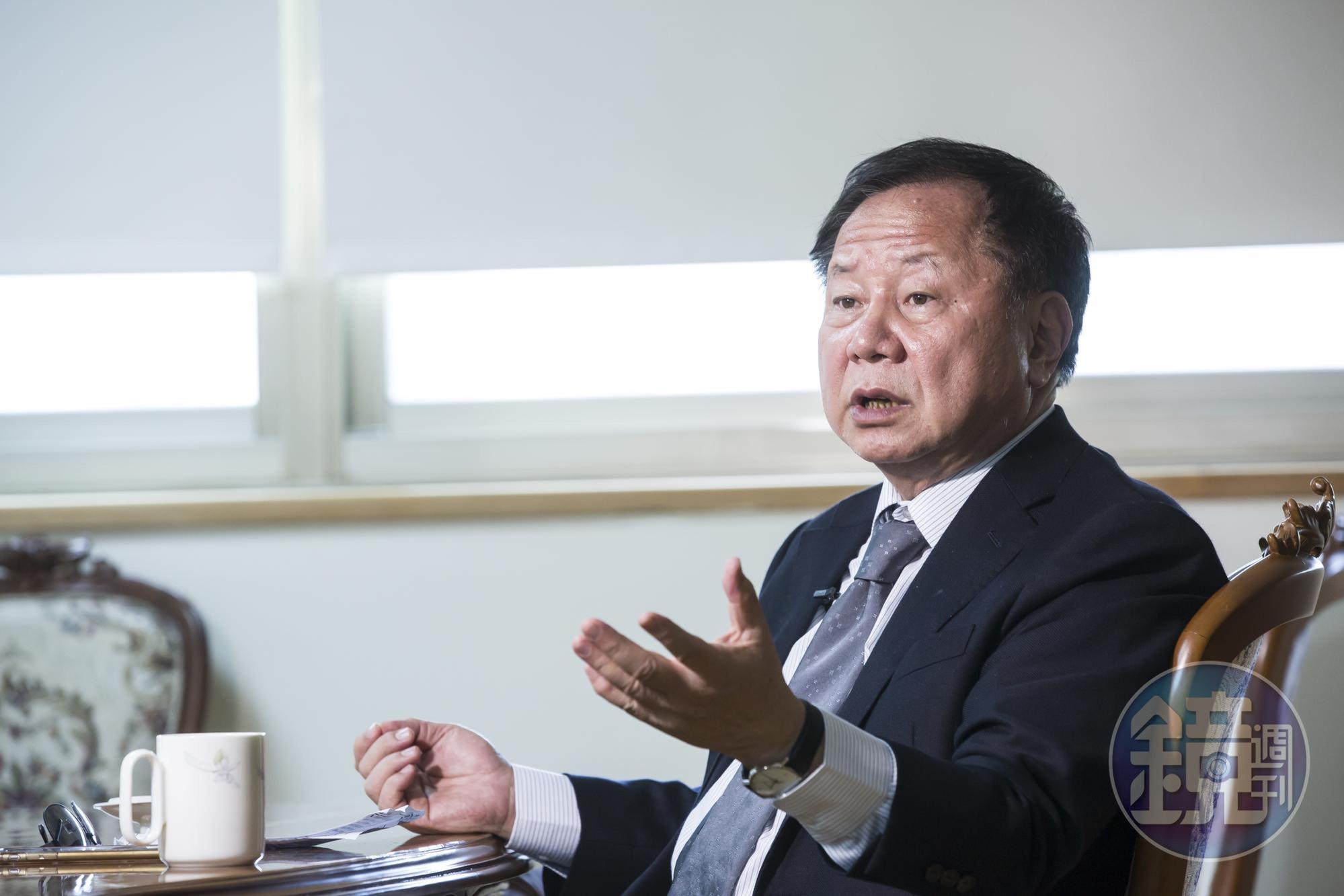 文大董事原本計畫在本週召開董事會拔掉董事長張鏡湖職務,沒想到文大董事李傳洪(圖)與林國賢突然請辭董事,讓情勢大逆轉。