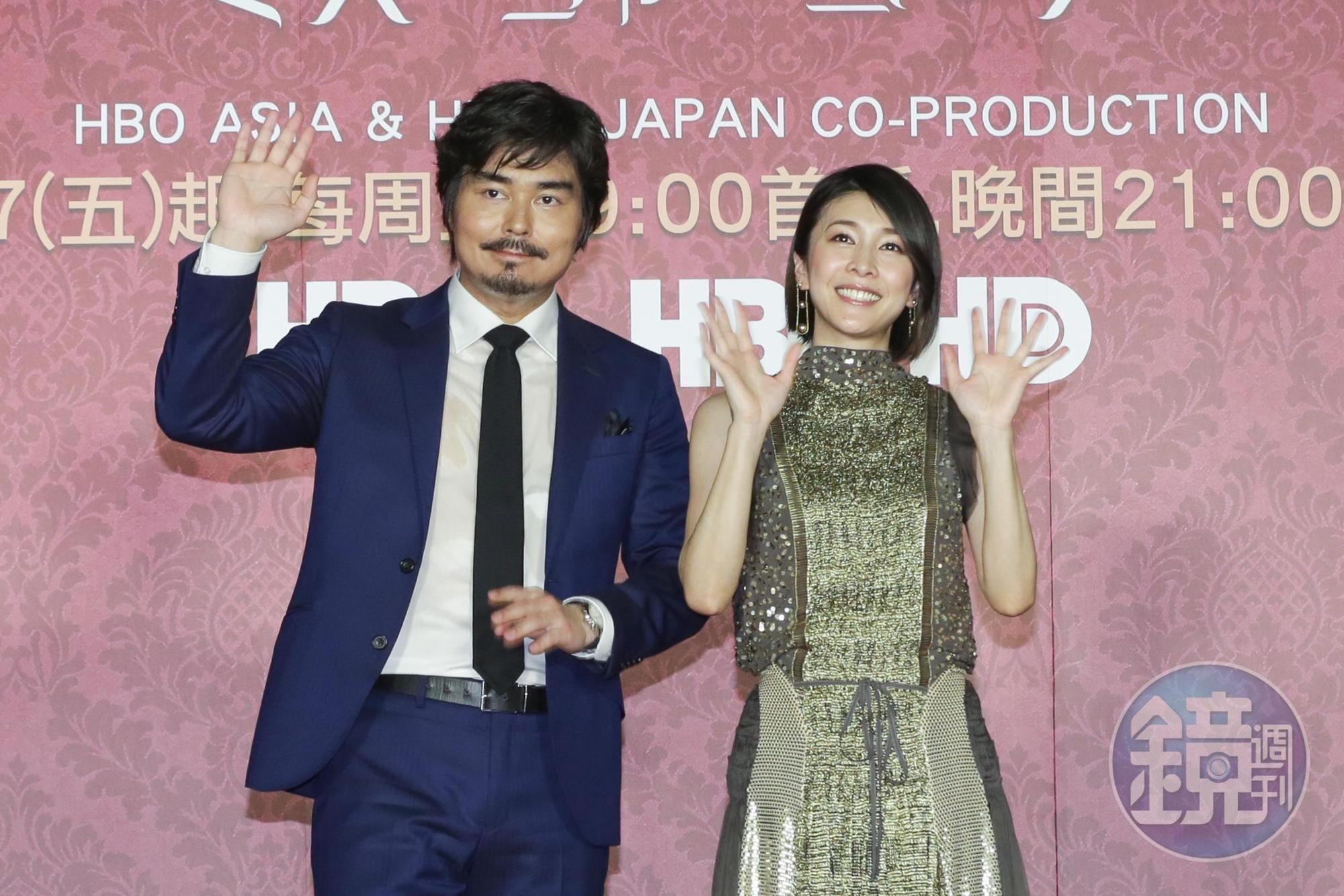 竹內結子（右）與在HBO Asia原創影集《神探夏洛克小姐》裡飾演她哥哥的小澤征悅出席首映。