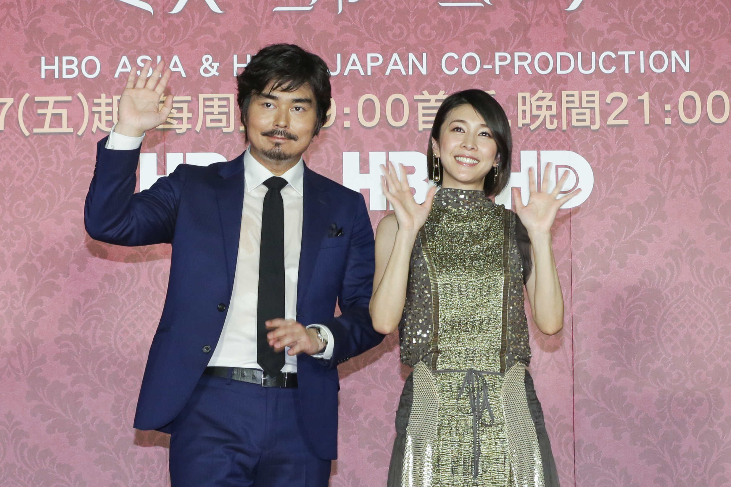 竹內結子（右）與在HBO Asia原創影集《神探夏洛克小姐》裡飾演她哥哥的小澤征悅出席首映。