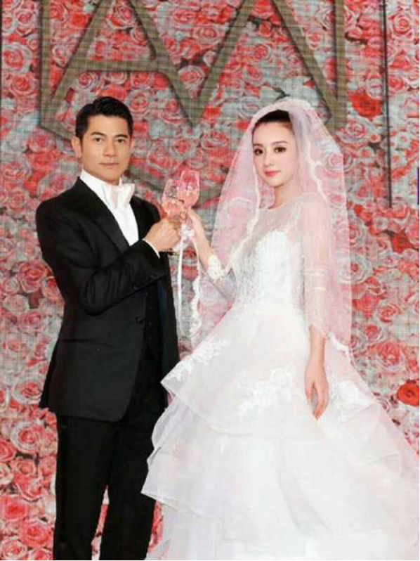 郭富城與方媛正在慶祝他們結婚一週年，而去年婚宴照片於近日曝光。（網路圖片）