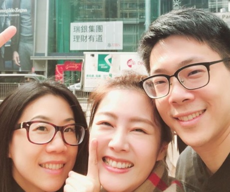 陶嫚曼（中）與張家祝之子張維洋（右）低調完成終身大事。（翻攝自IG）