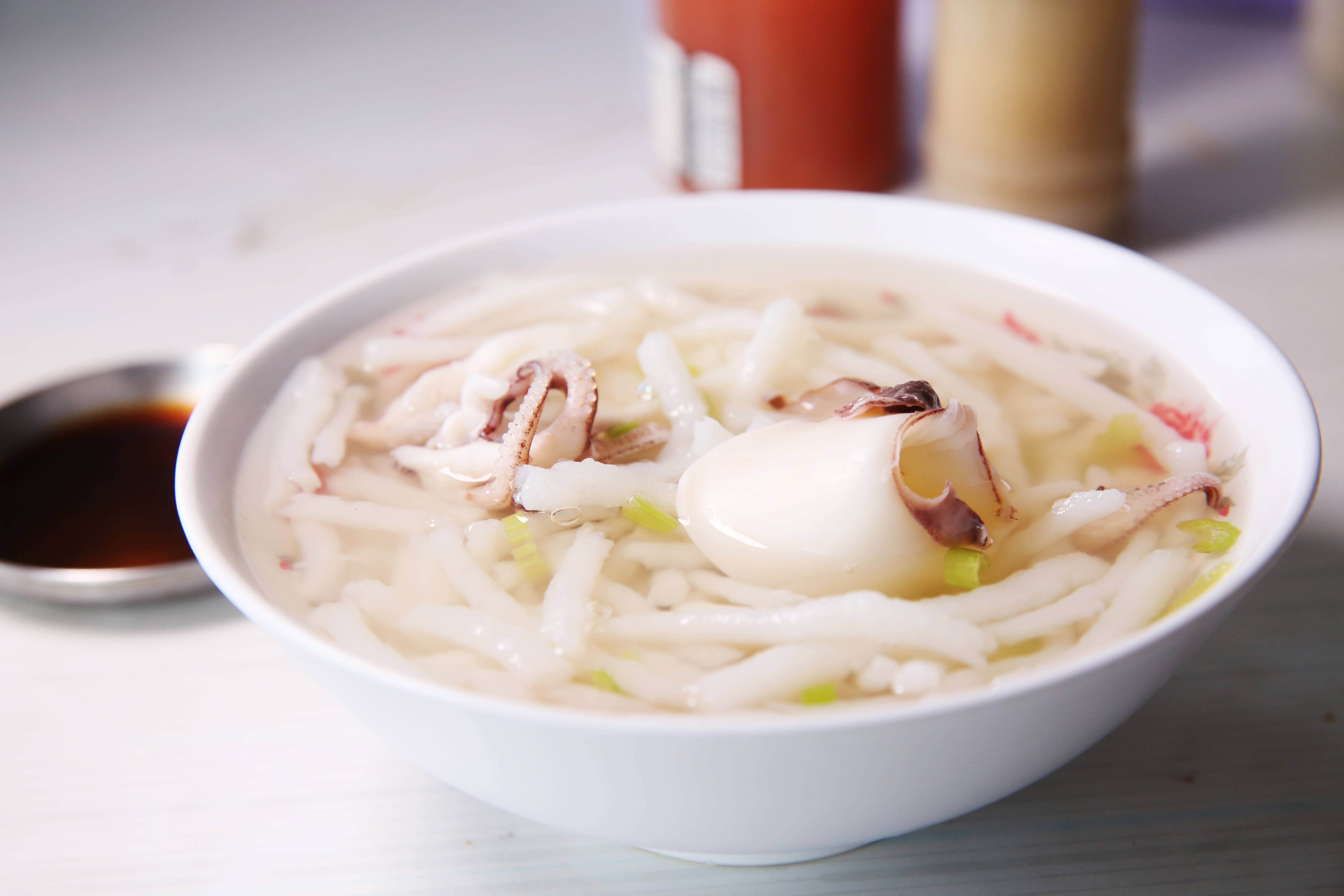 台南施家小卷米粉魅力大，成為美魔女恬褋仕董事長譚芙芩的口袋美食名單之一。（80元/碗）