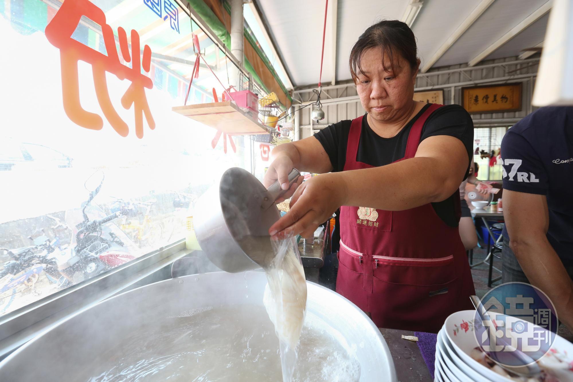 施家小卷米粉是當地人氣料理,不少觀光客會外帶回家。