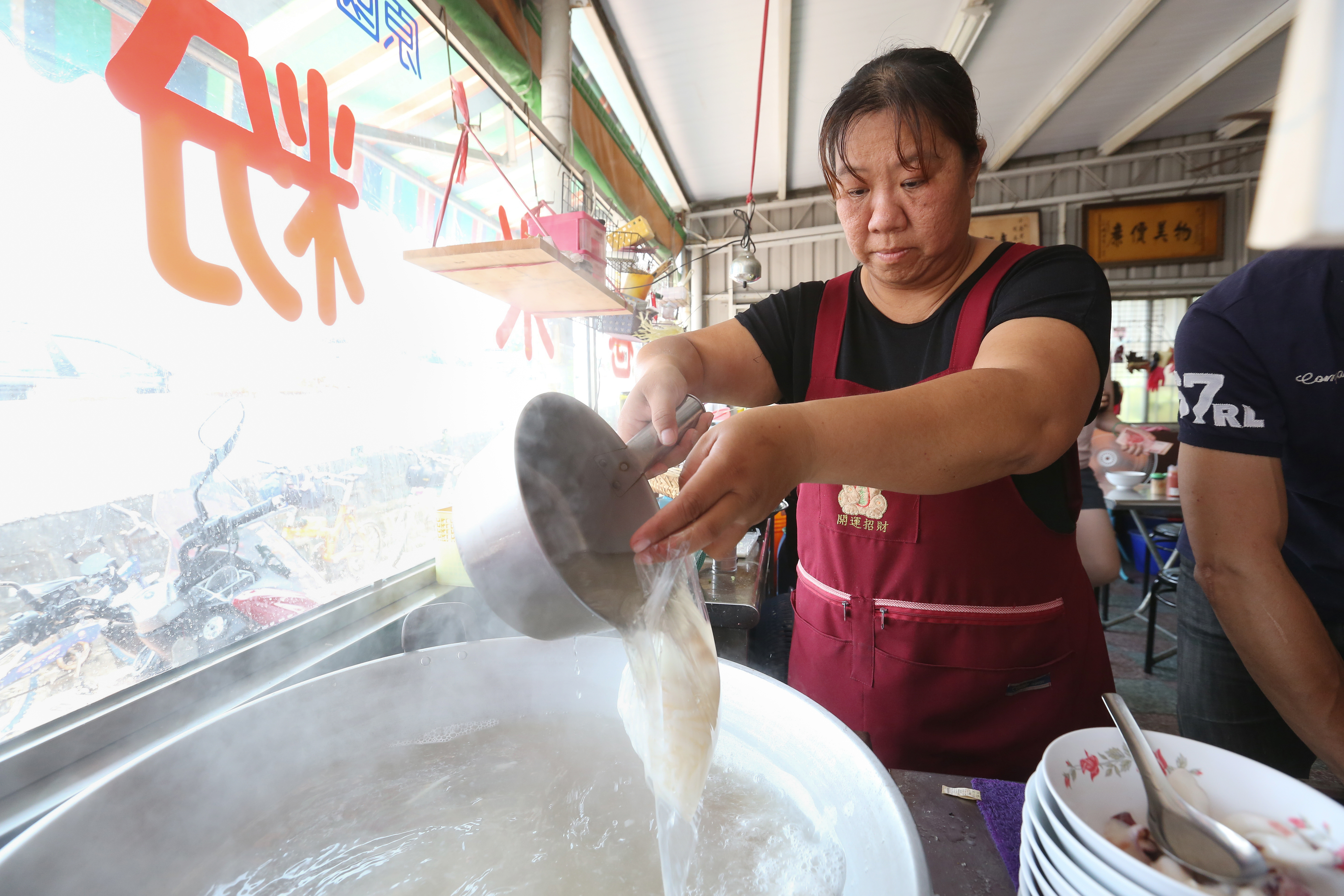 施家小卷米粉是當地人氣料理，不少觀光客會外帶回家。