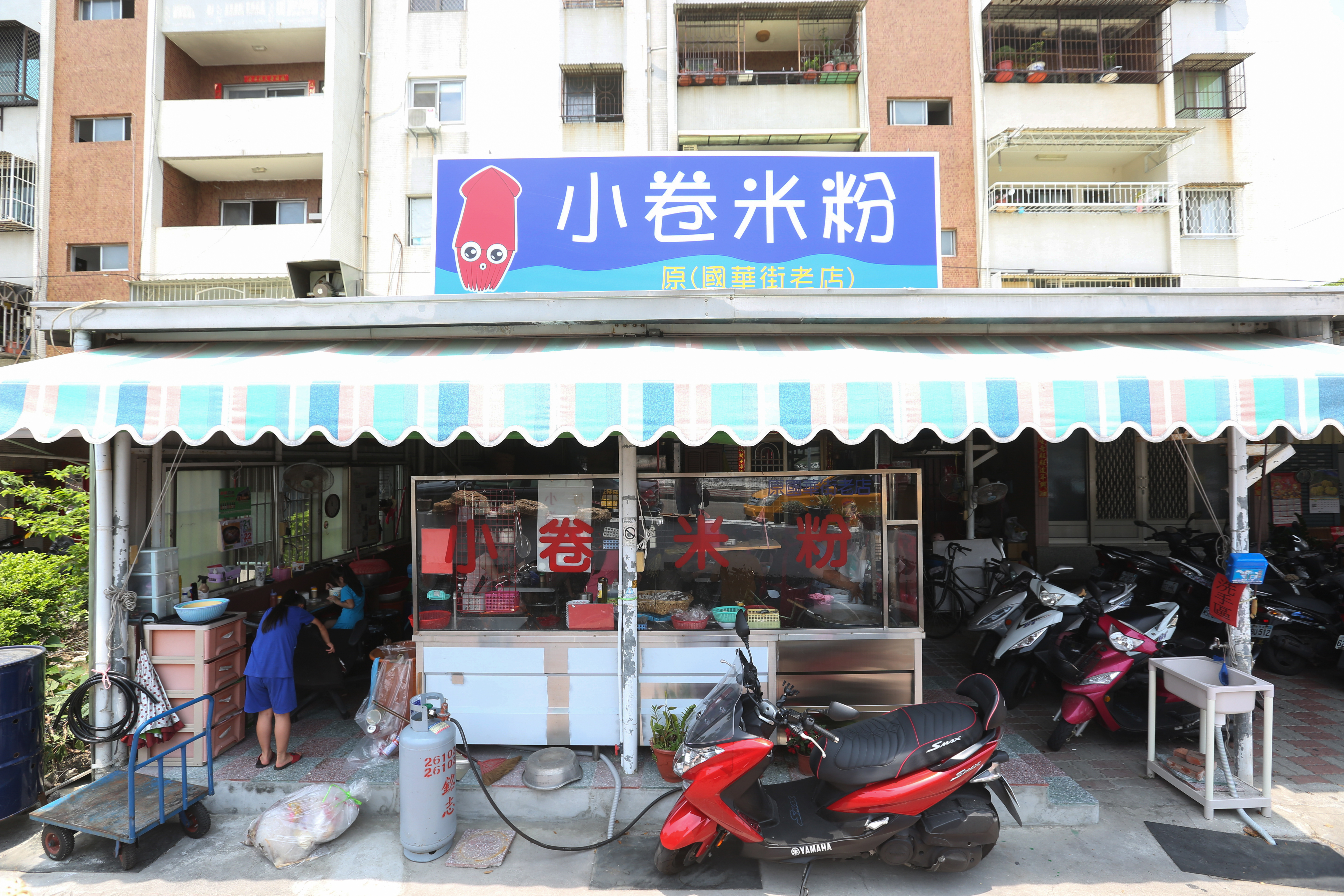 施家小卷米粉遷到現址之前，原址位在國華街，與葉家小卷米粉師出同門。