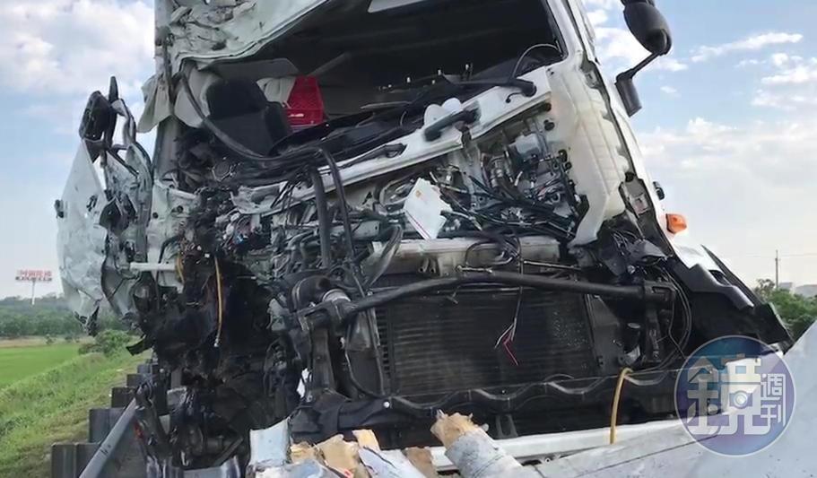 大貨車頭嚴重毀損，可見撞擊力道猛烈。