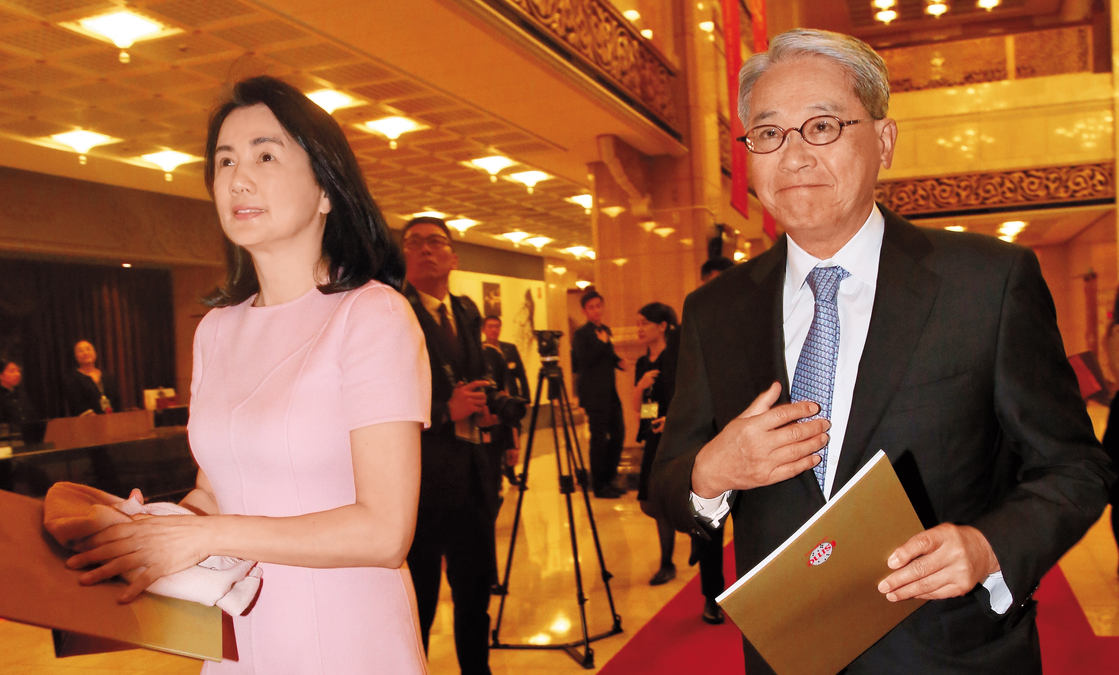 彭雪芬代夫出征，親自找上龍邦國際，尋求支持。