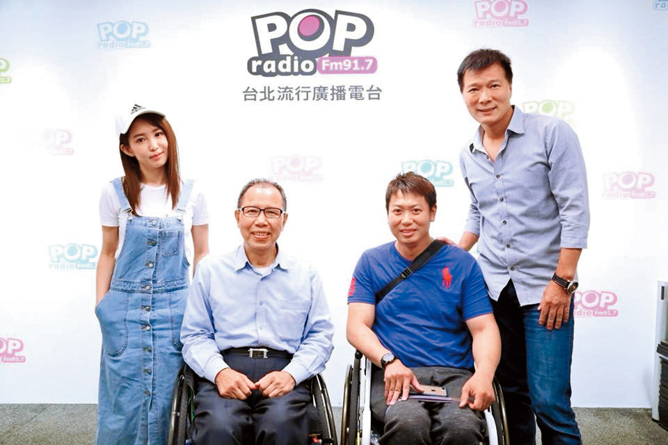 瑤瑤（左）19日上電台節目，一身牛仔裙輕便打扮，與當天晚上跟以綸約會時的穿著相同。（翻攝自郭書瑤臉書）