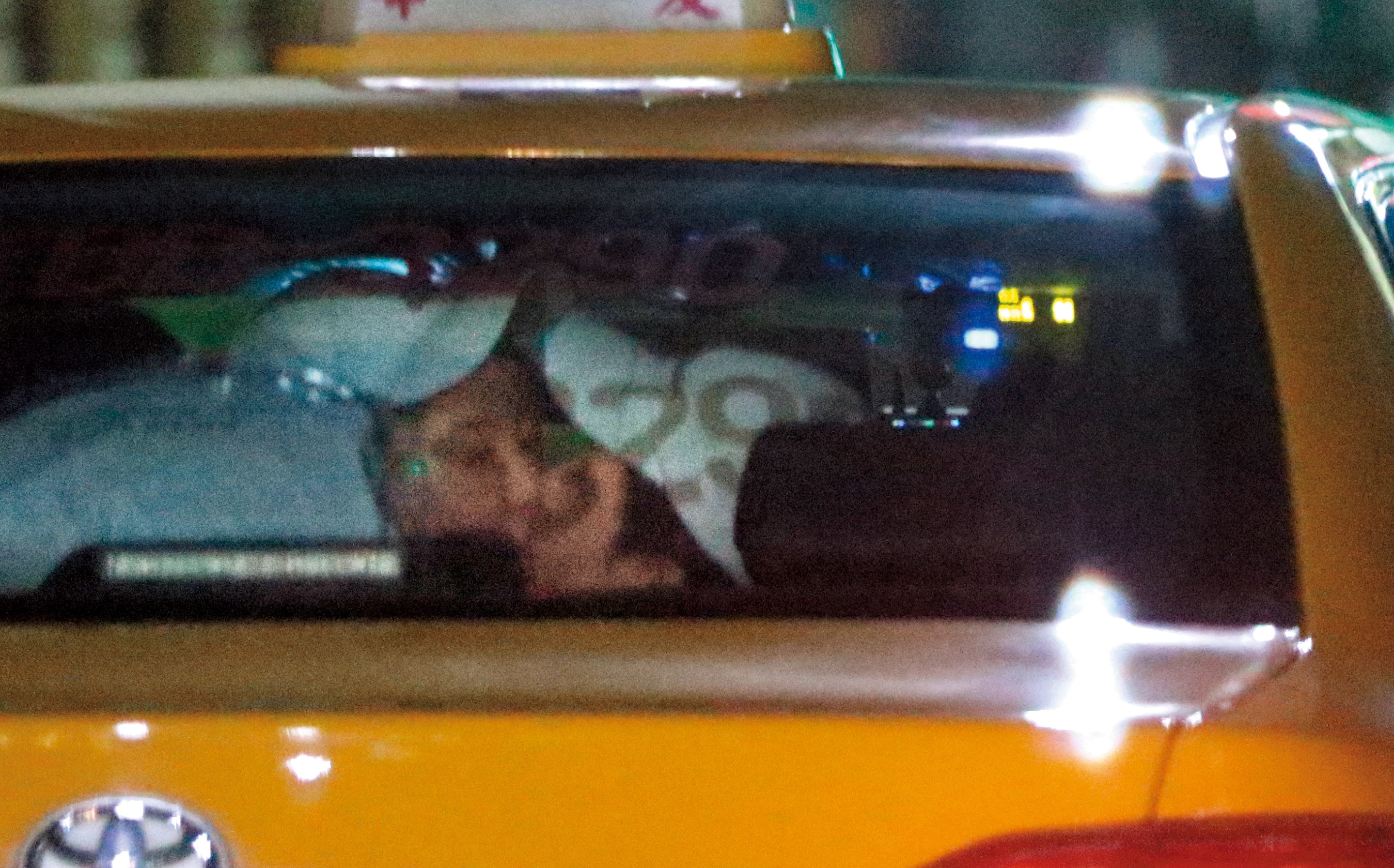 19：16　瑤瑤跟以綸愛火難耐，在小黃上就激吻起來，完全沒在管前面還有司機大哥在開車。