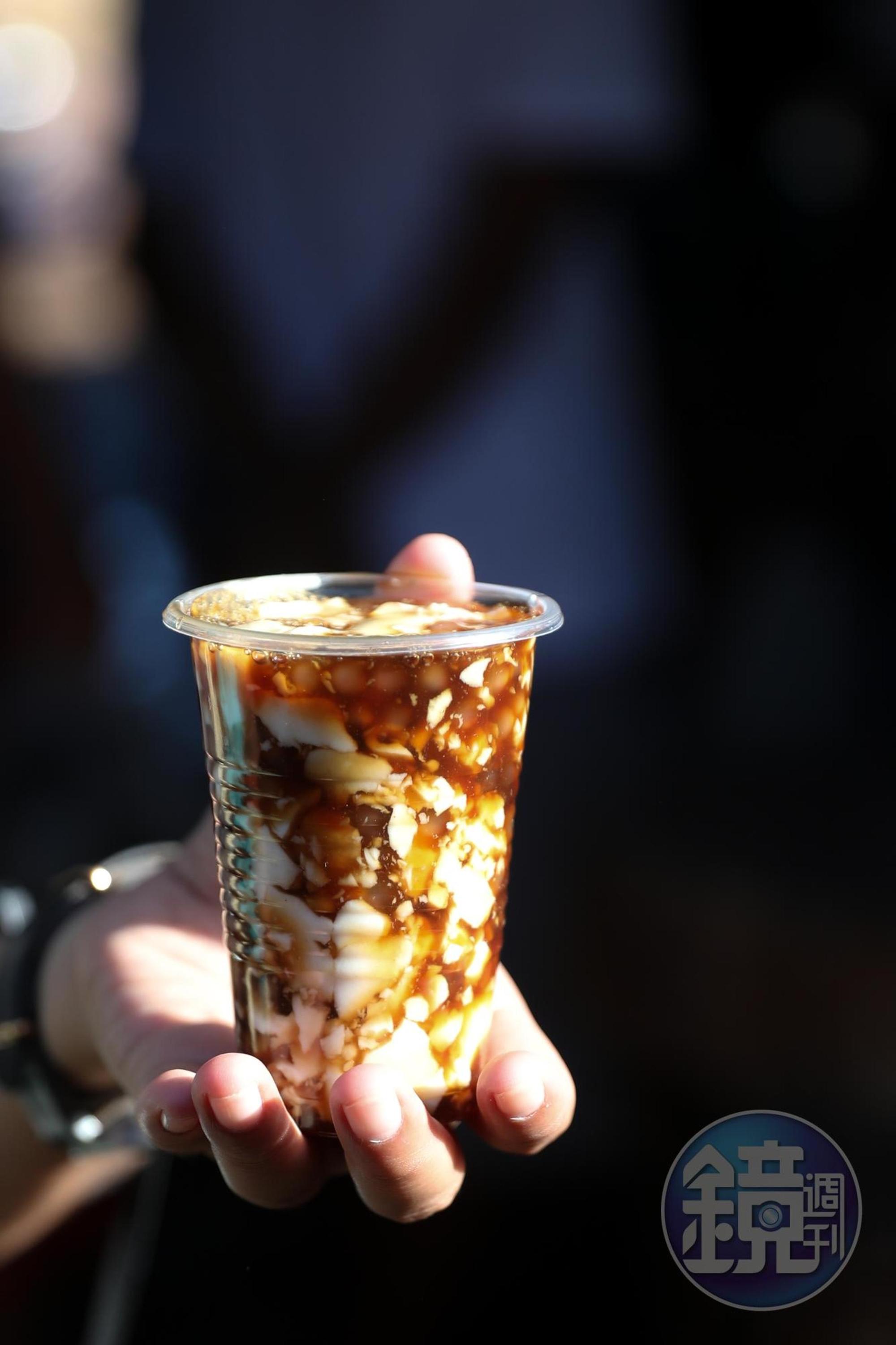 小小一杯豆花，糖水好香甜，裡頭還有粉圓，好像台灣味。（30披索／份，約NT$18）