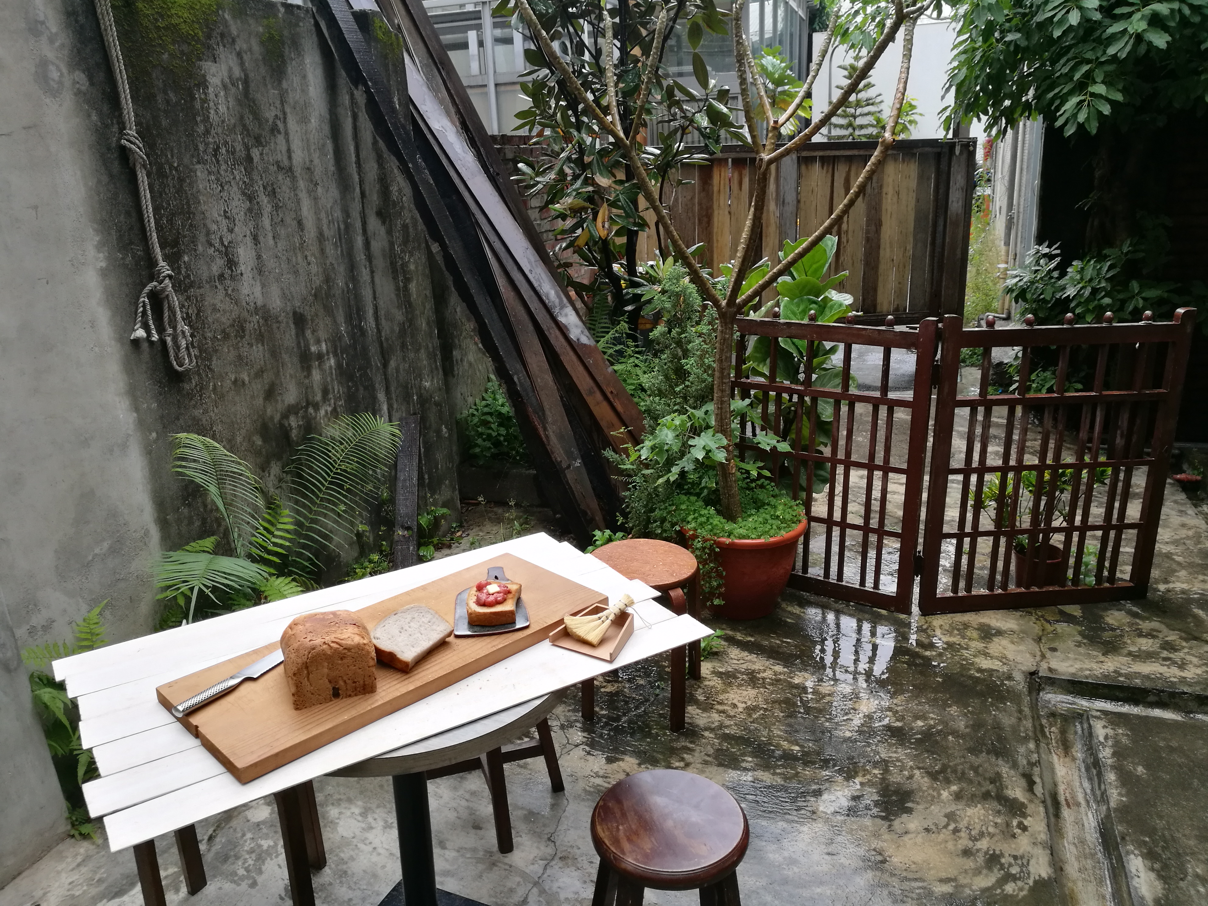 外出採訪拍照，狀況百百種。善用地形地物，可以事半功倍。這天到了現場，天空響起了今年的第一道春雷，接著下起雨來。庭院裡光線柔和，非常適合拍照，於是我決定就在這裡搞定今天的料理照片。