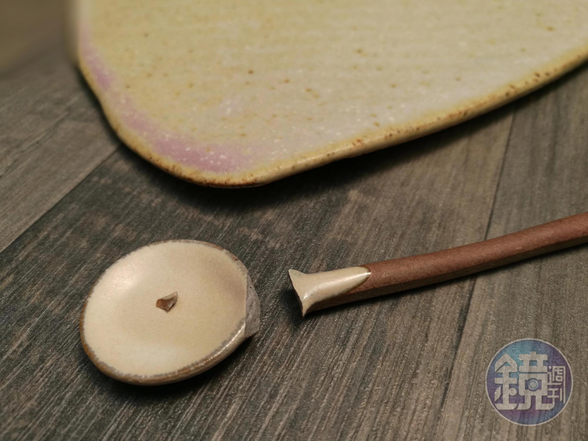 這支從桌上跑到桌下的淘氣小陶器,把我嚇出一身冷汗。