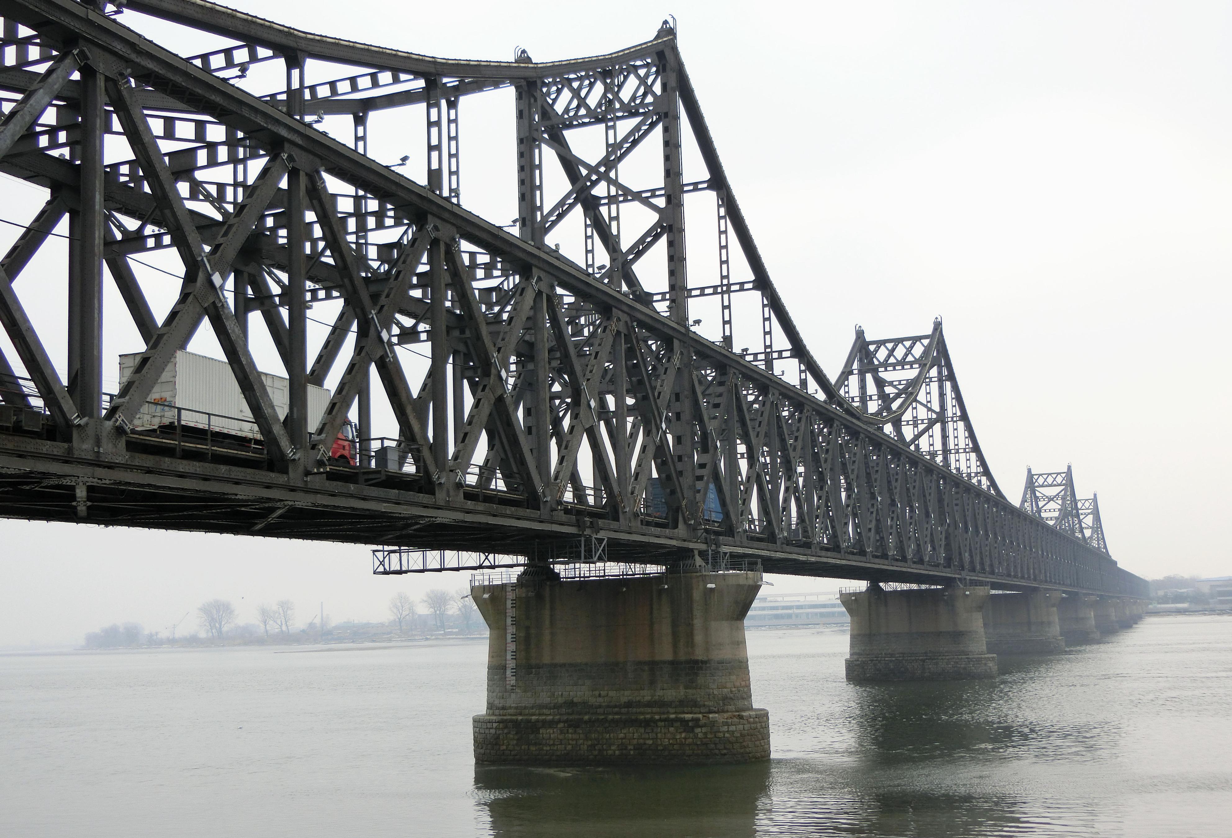 運送物資的卡車行經連結中國丹東與北韓新義州的中朝友誼橋。（東方IC）