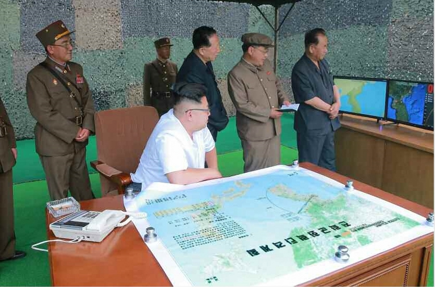 資料畫面，2016年7月20日，北韓自黃海北道向日本海方向發射三枚彈道飛彈，北韓領導人金正恩觀看導彈試射過程。（東方IC）