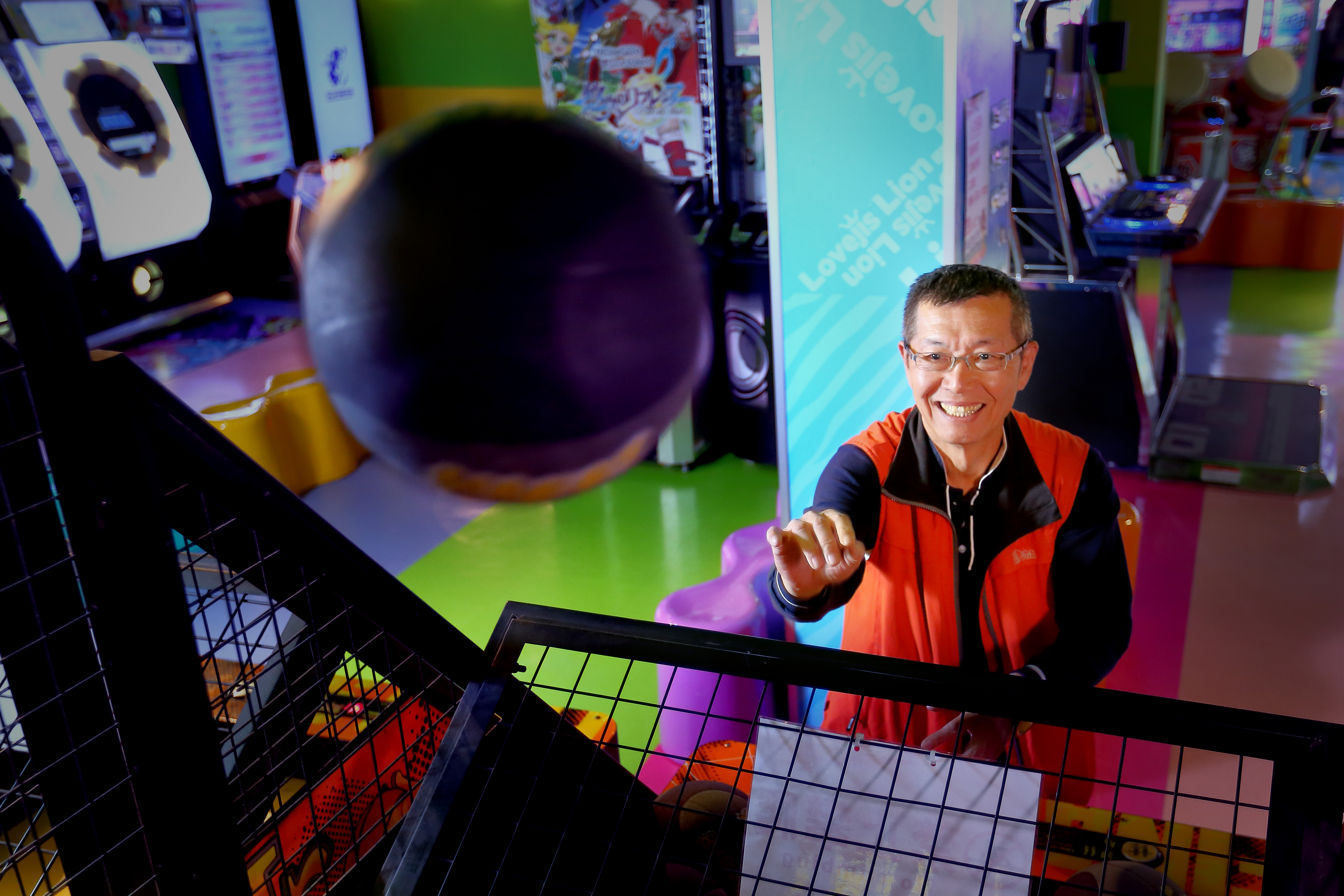 呂坤謀起初以買賣中古電子遊戲機器為主，後來才開始自行設計、研發機器。