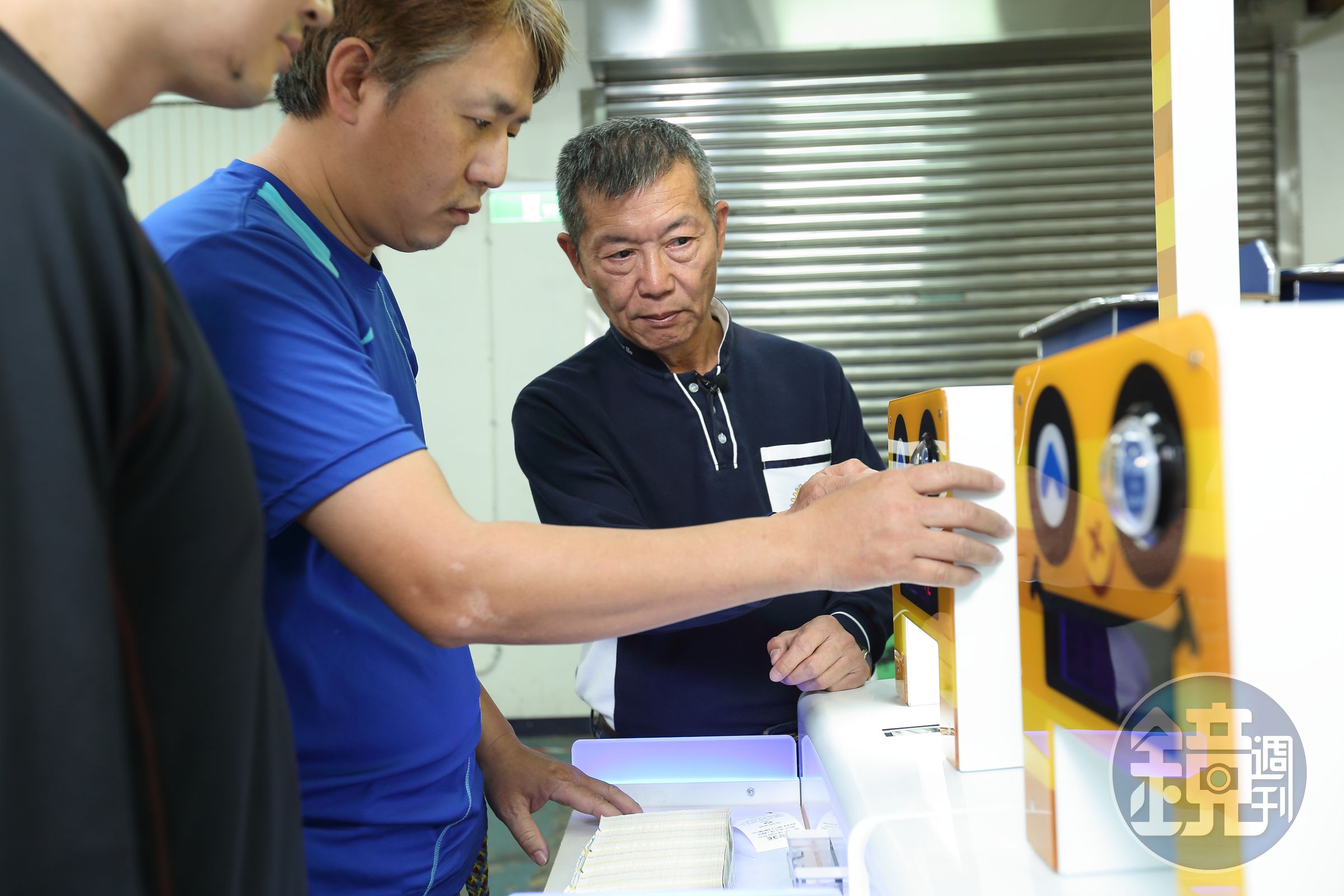 呂坤謀（右1）創業不假他人，不懂電子原理，便勤跑台北重慶南路書街翻書找資料。