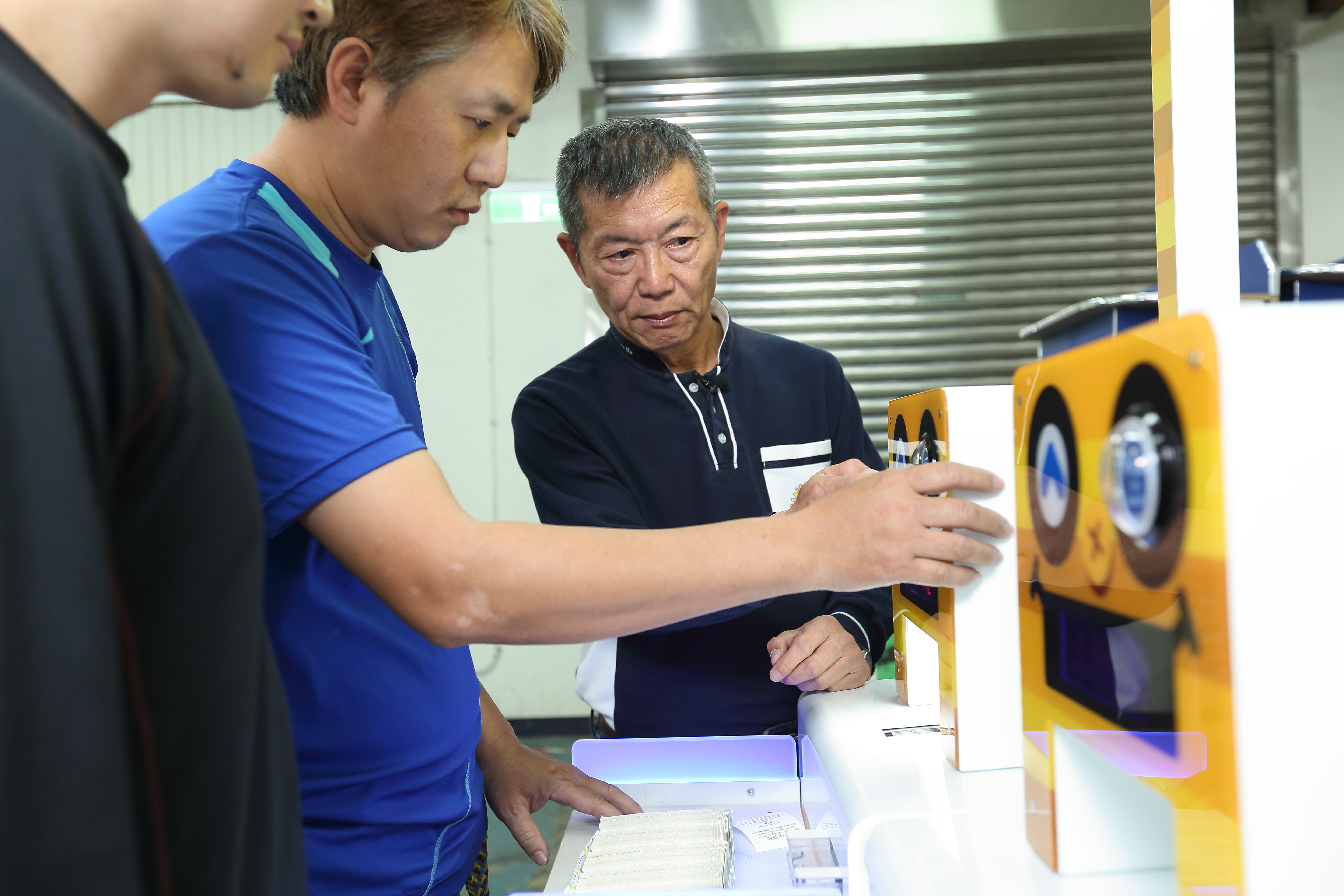 呂坤謀（右1）創業不假他人，不懂電子原理，便勤跑台北重慶南路書街翻書找資料。