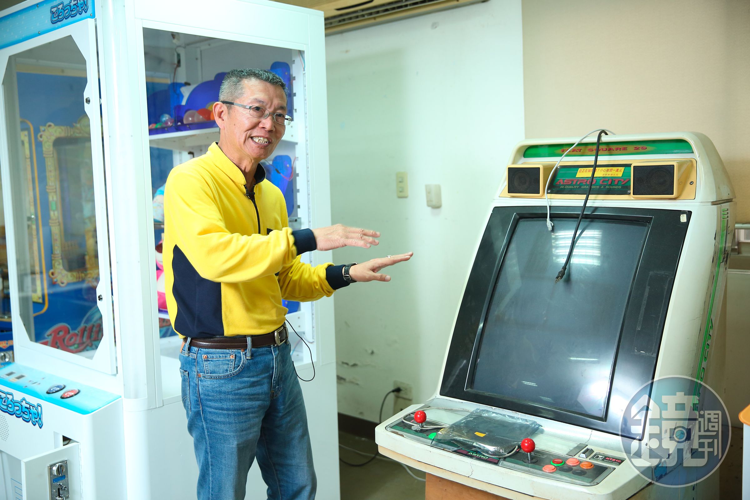 指著舊款的螢幕式電子遊戲機，呂坤謀笑說，自己曾在維修時遭高壓電電飛。