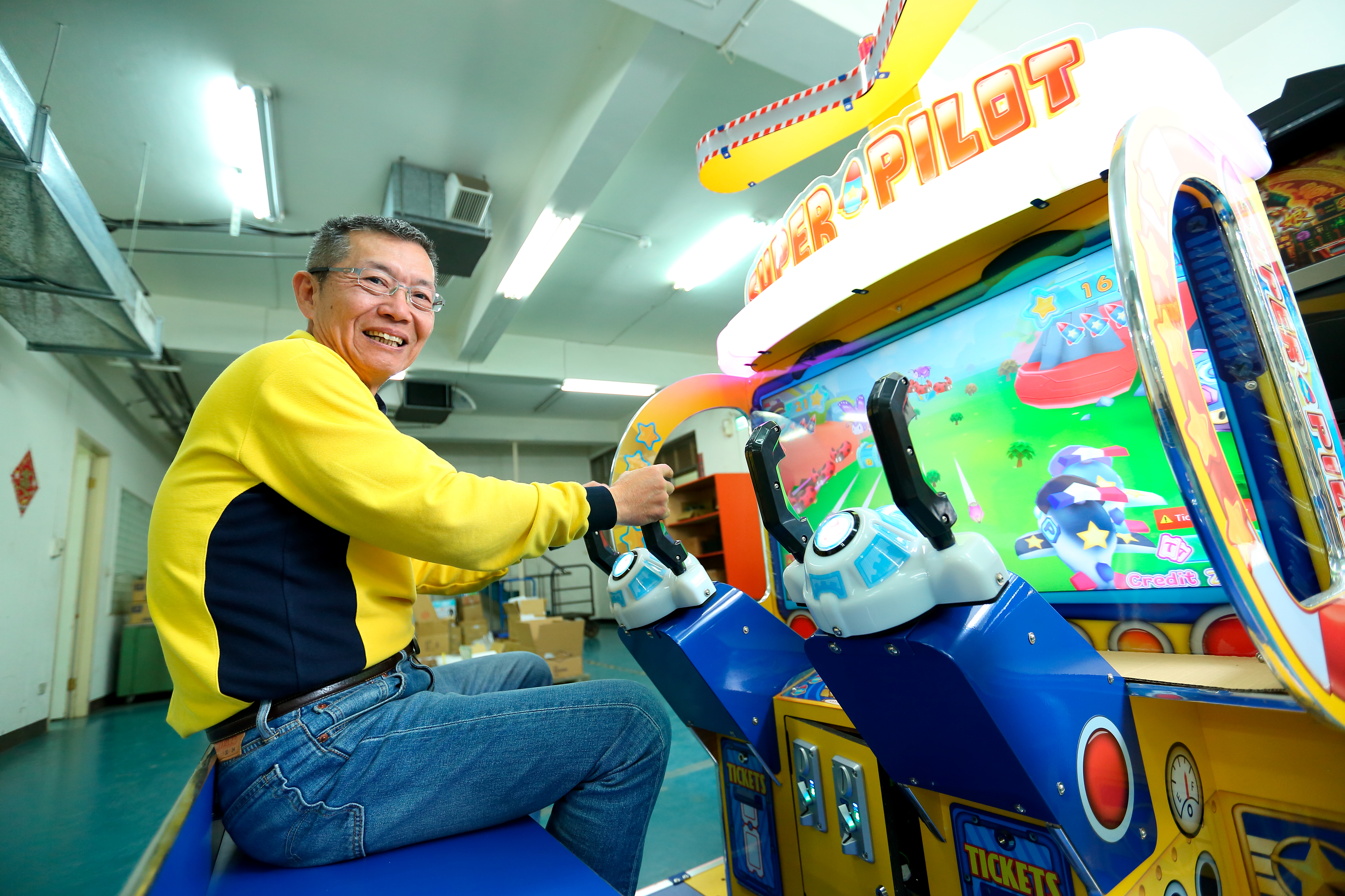 呂坤謀研發機台，推出大型的休閒娛樂機台、夾娃娃機與街頭籃球機，目前內外銷比重為3比7。