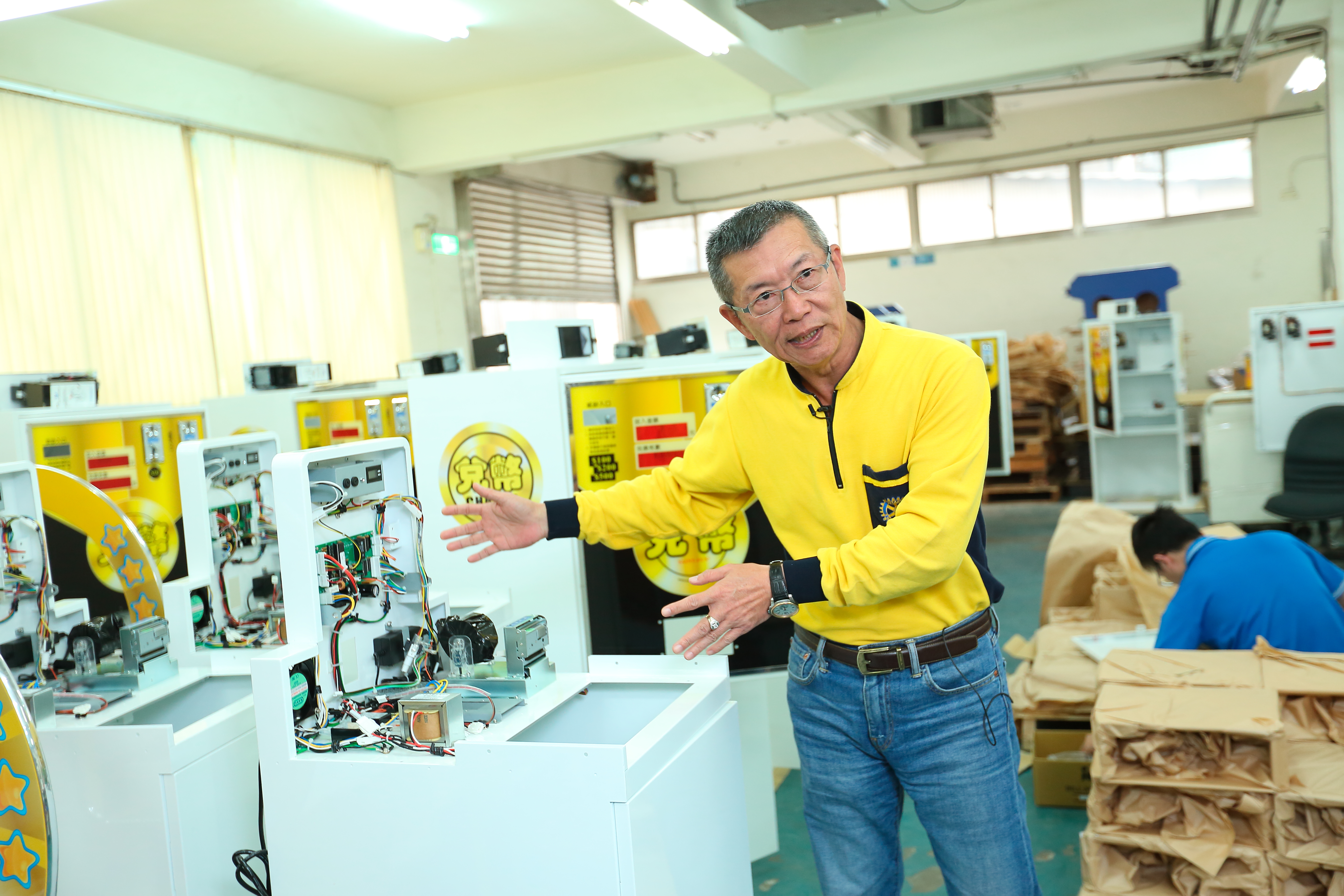 呂坤謀來自嘉義六腳鄉，因有人在他店裡寄放電子遊戲機台，進而踏入電子遊戲機產業。