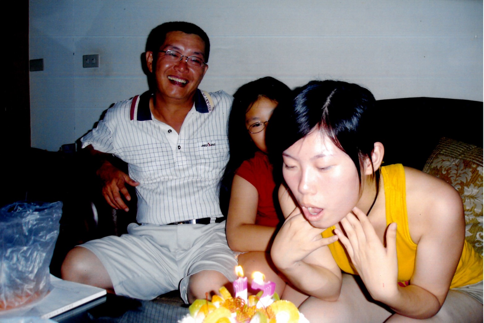 提起兩個女兒，呂坤謀（左1）言談間流露滿滿的父愛。（呂坤謀提供）