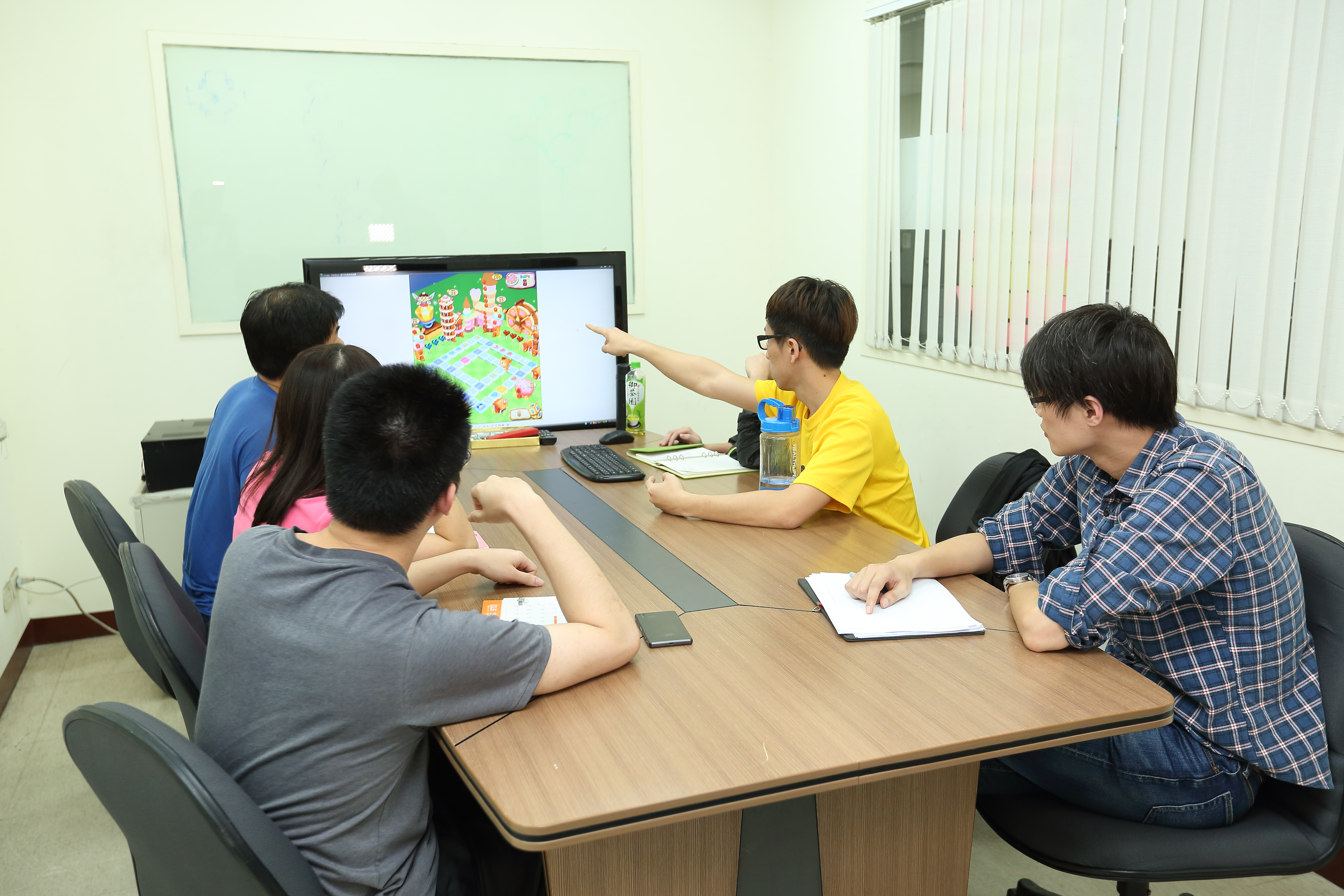 為了避免遊戲侵權，尚芳培養團隊、一條龍打造電子遊戲機。