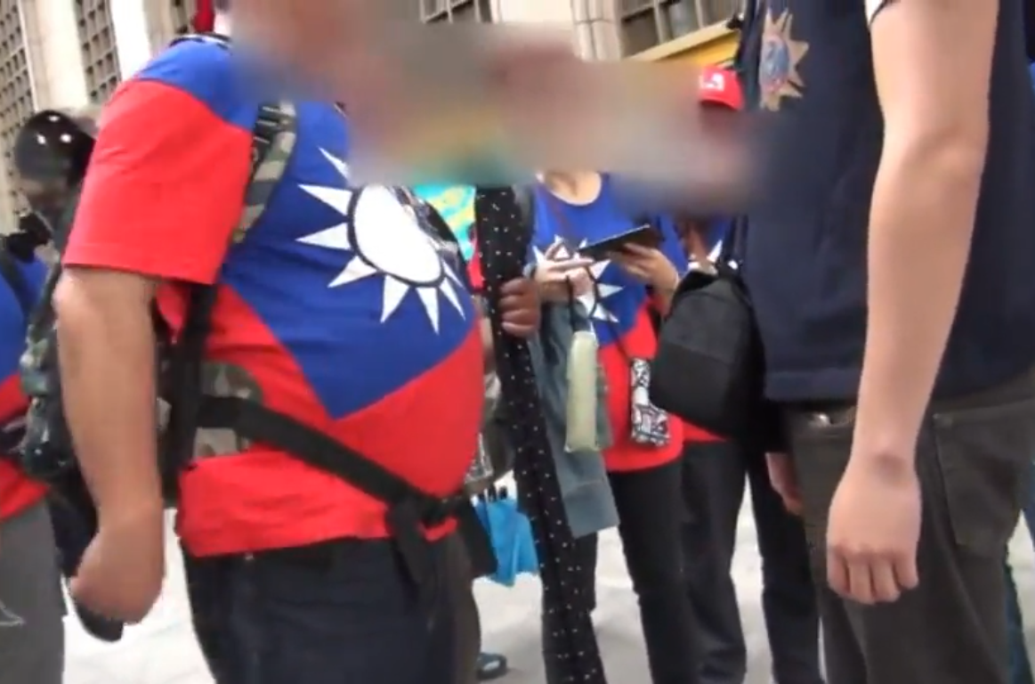 早是陳抗常客康姓男子堅稱自己沒有打人。（警方提供）