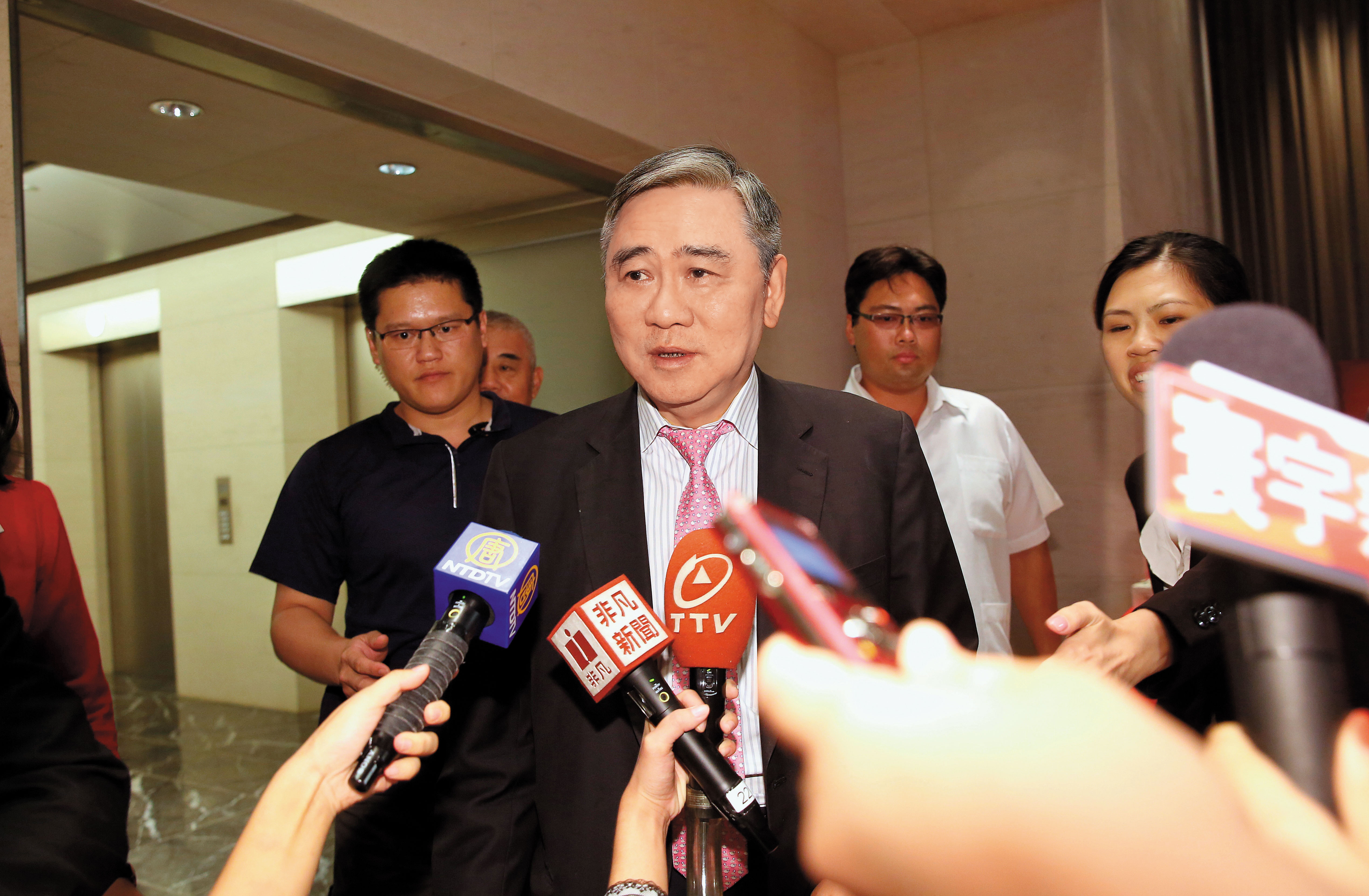 王文洋近來鮮少公開露面，還加派貼身隨扈，恐怕與恐嚇案有關。