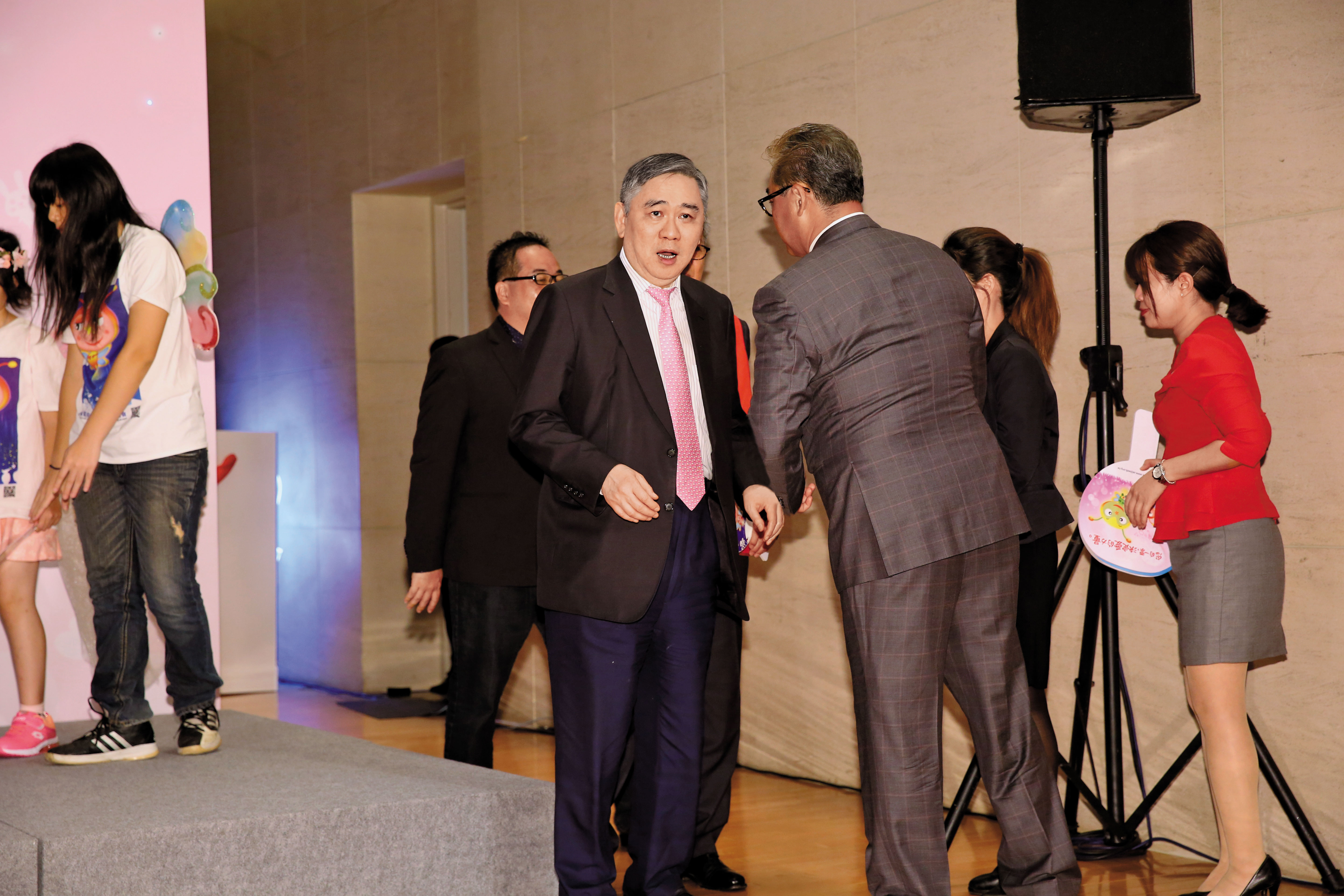 王文洋報警後，不敢掉以輕心，不但提高宏仁公司保安層級，還加派貼身隨扈。