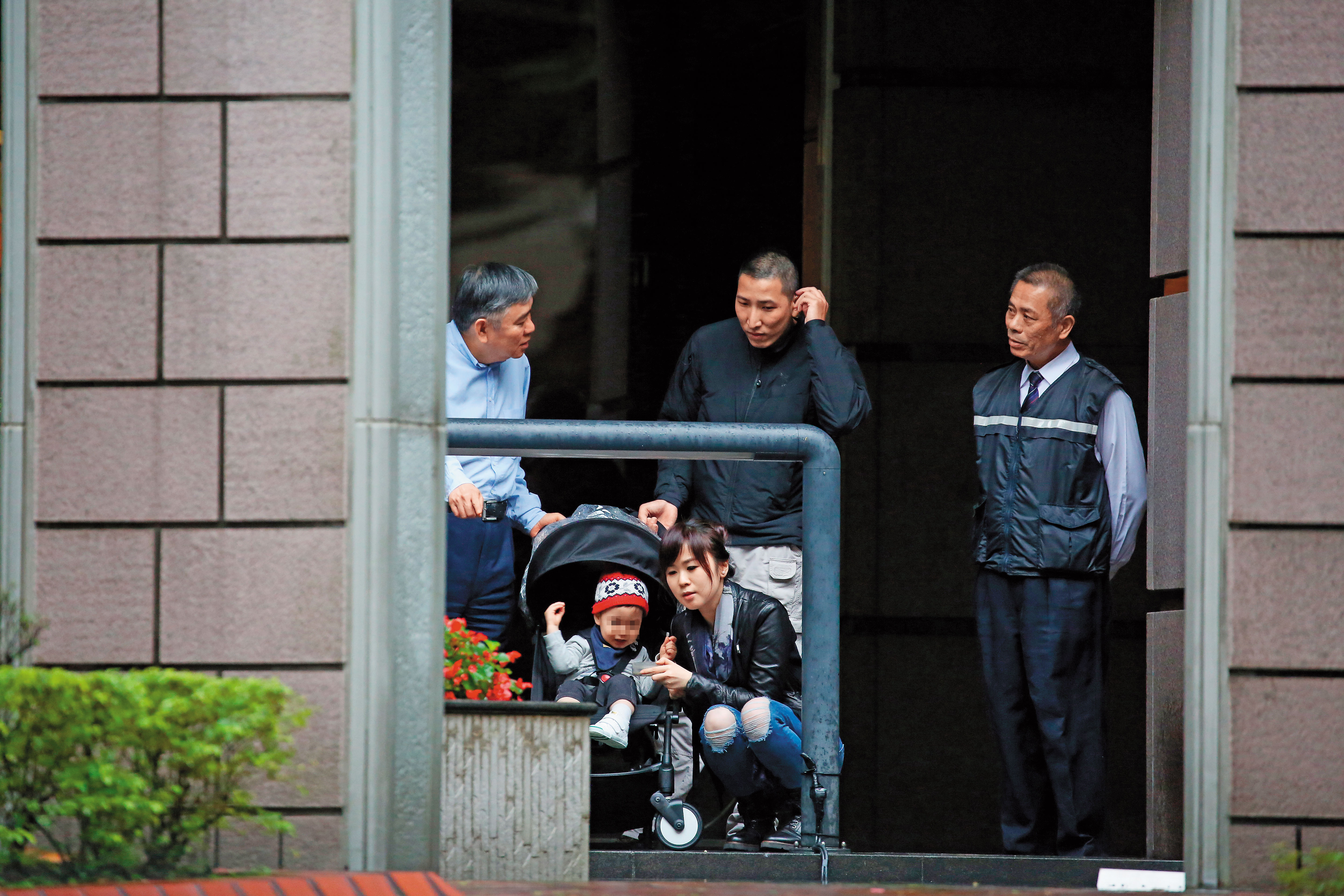 本刊今年初直擊，王文洋陪著女兒及金孫在住家外的公園散步，含飴弄孫，十分幸福。（本刊資料照）