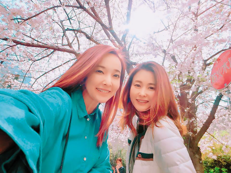麻衣去年與王泉仁分居後，今年3月與一同來台出道的藝人愛紗在日本賞櫻，未見王泉仁同遊。（翻攝自千田愛紗Aisa Senda臉書）