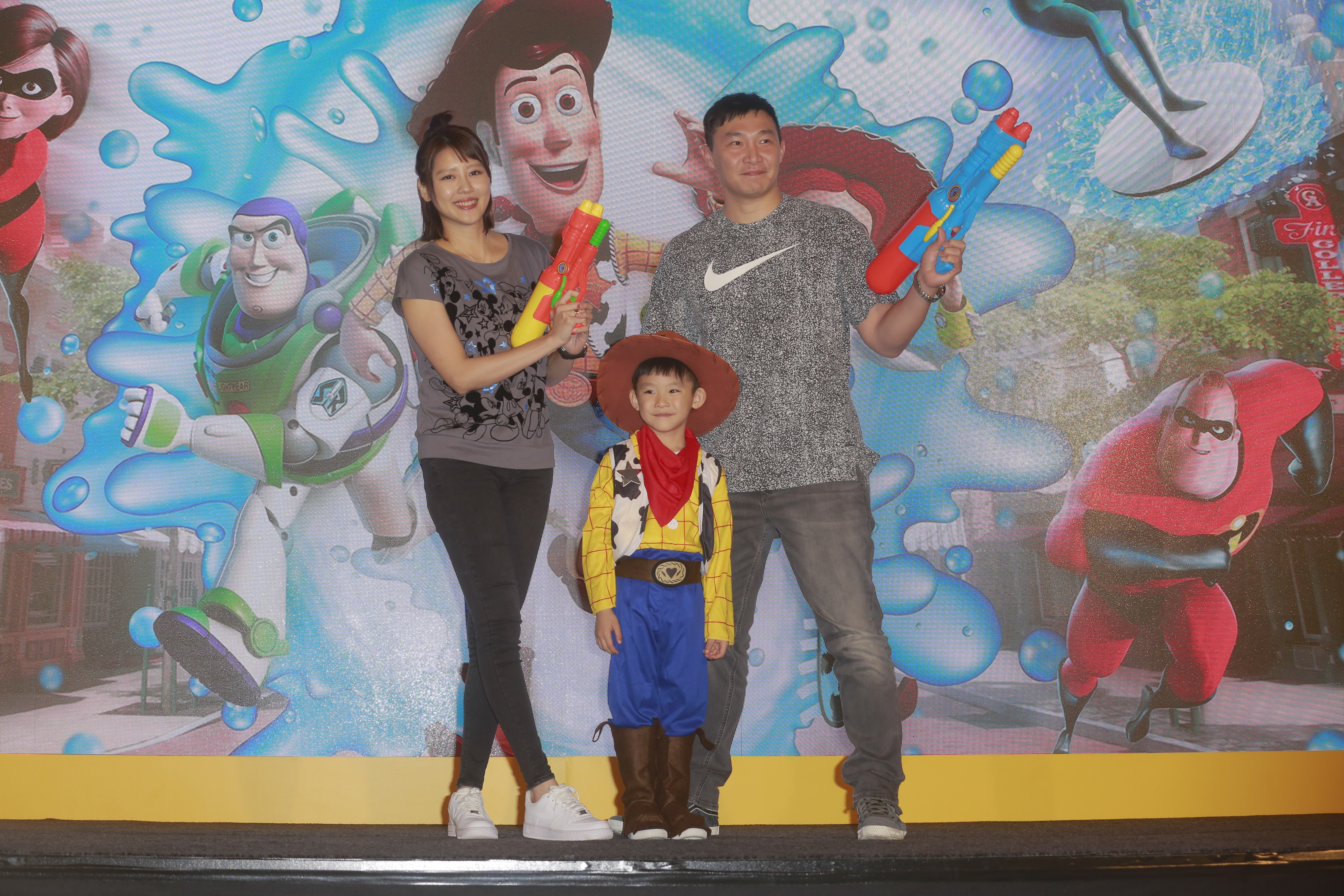 產後2個月復出賺奶粉錢，嚴立婷與老公張智峰帶著兒子Wilson一起出席活動。