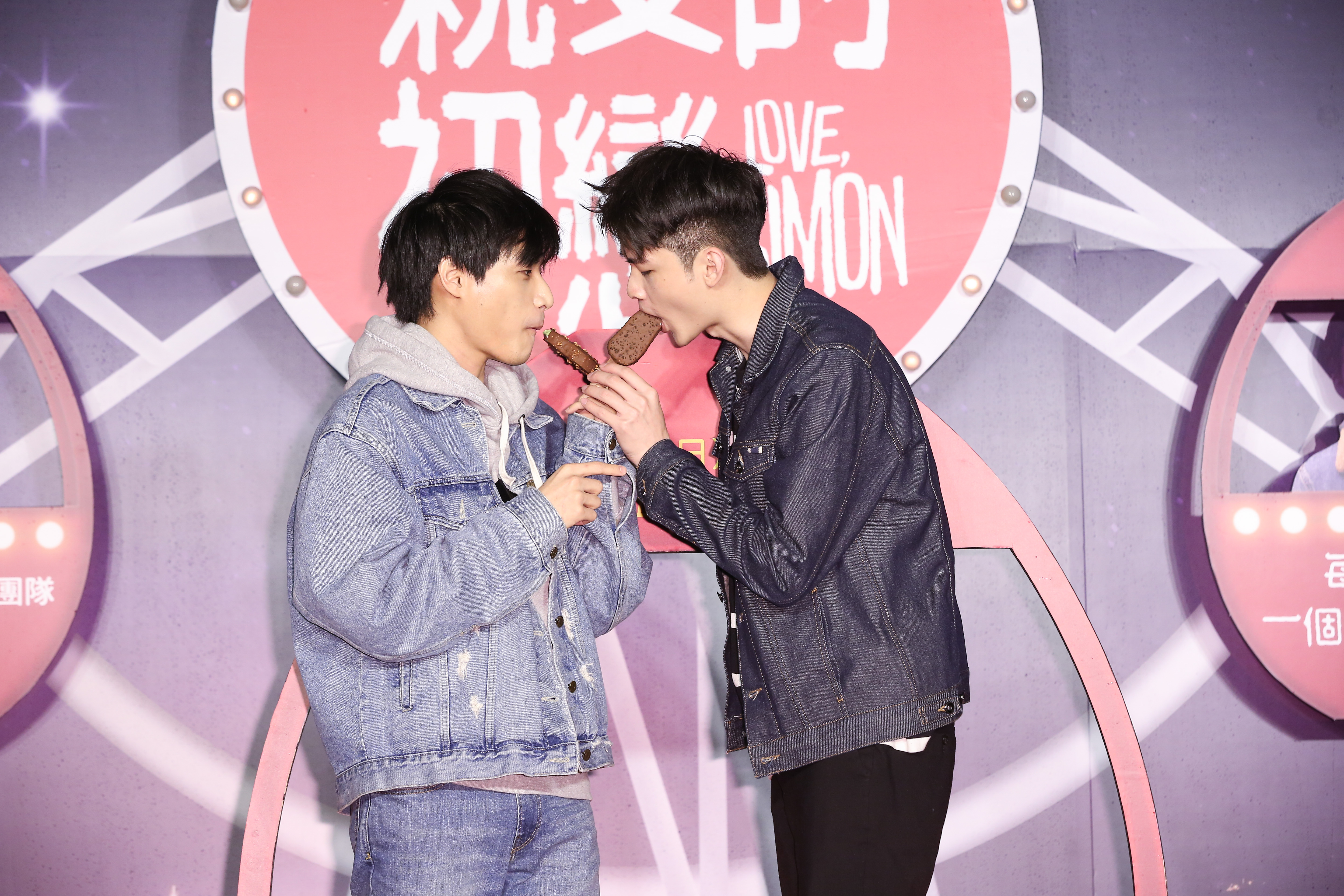 陳彥名(左)與王庭勻互餵雪糕,腐味滿滿,台下粉絲無不興奮尖叫。