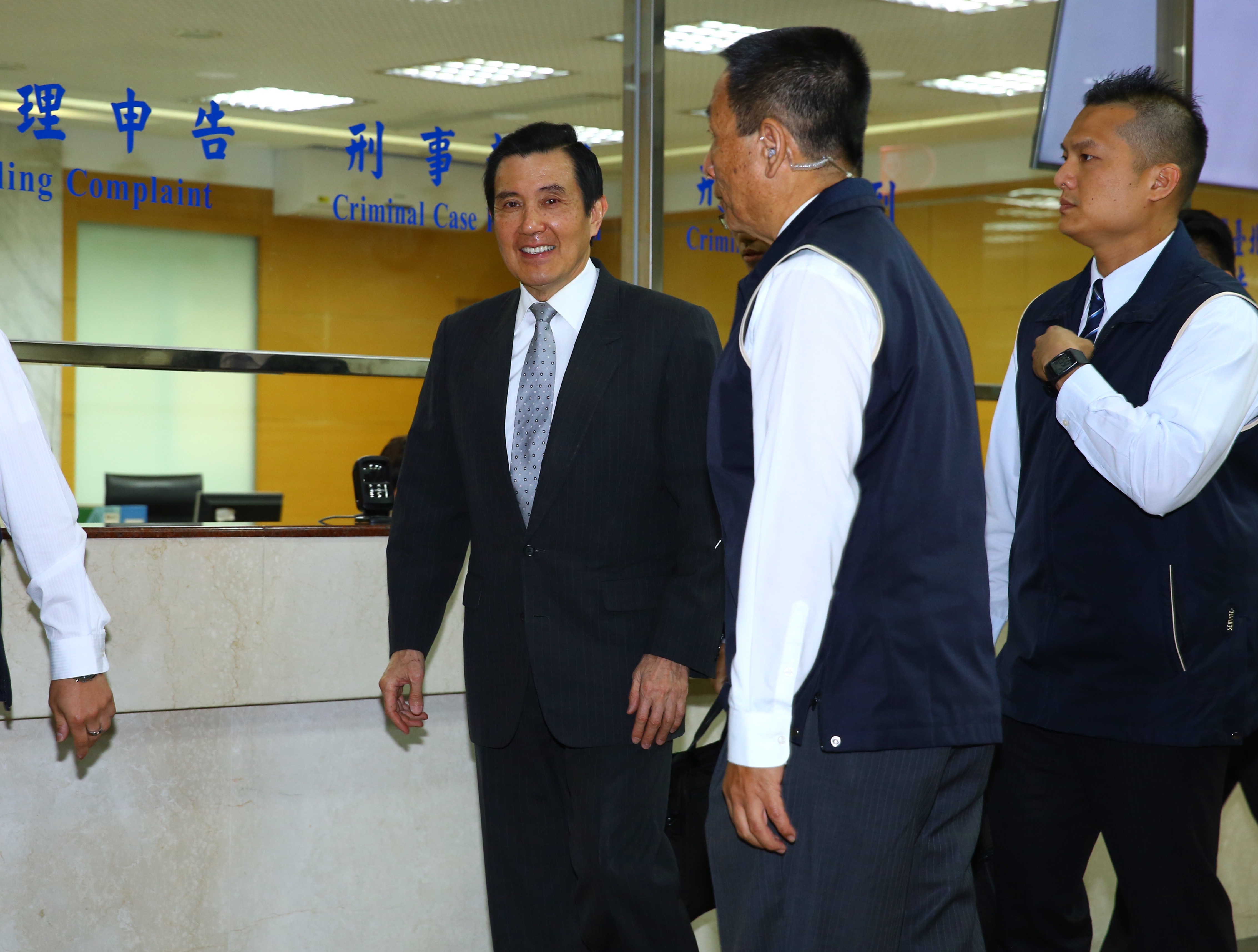 馬英九意氣風發地走進北檢，對於媒體提問均微笑以對。