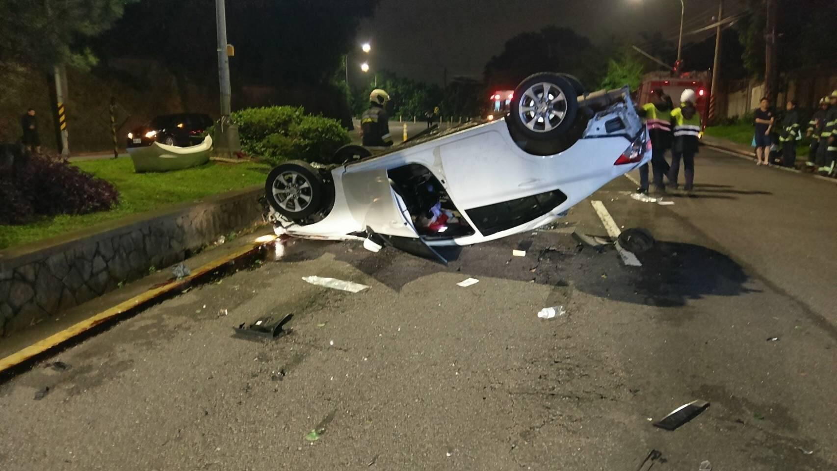 16歲黃姓無照少年開著租來的車輛在仰德大道夜遊,卻因過彎失速造成車輛翻覆。(警方提供)