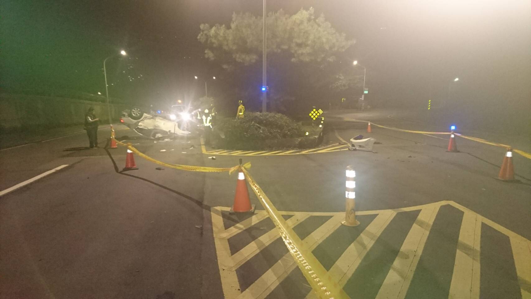 交通事故頻傳的仰德大道，強大撞擊力道造成車內一人噴飛車外，警消在暗夜裡疲於奔命。（警方提供）