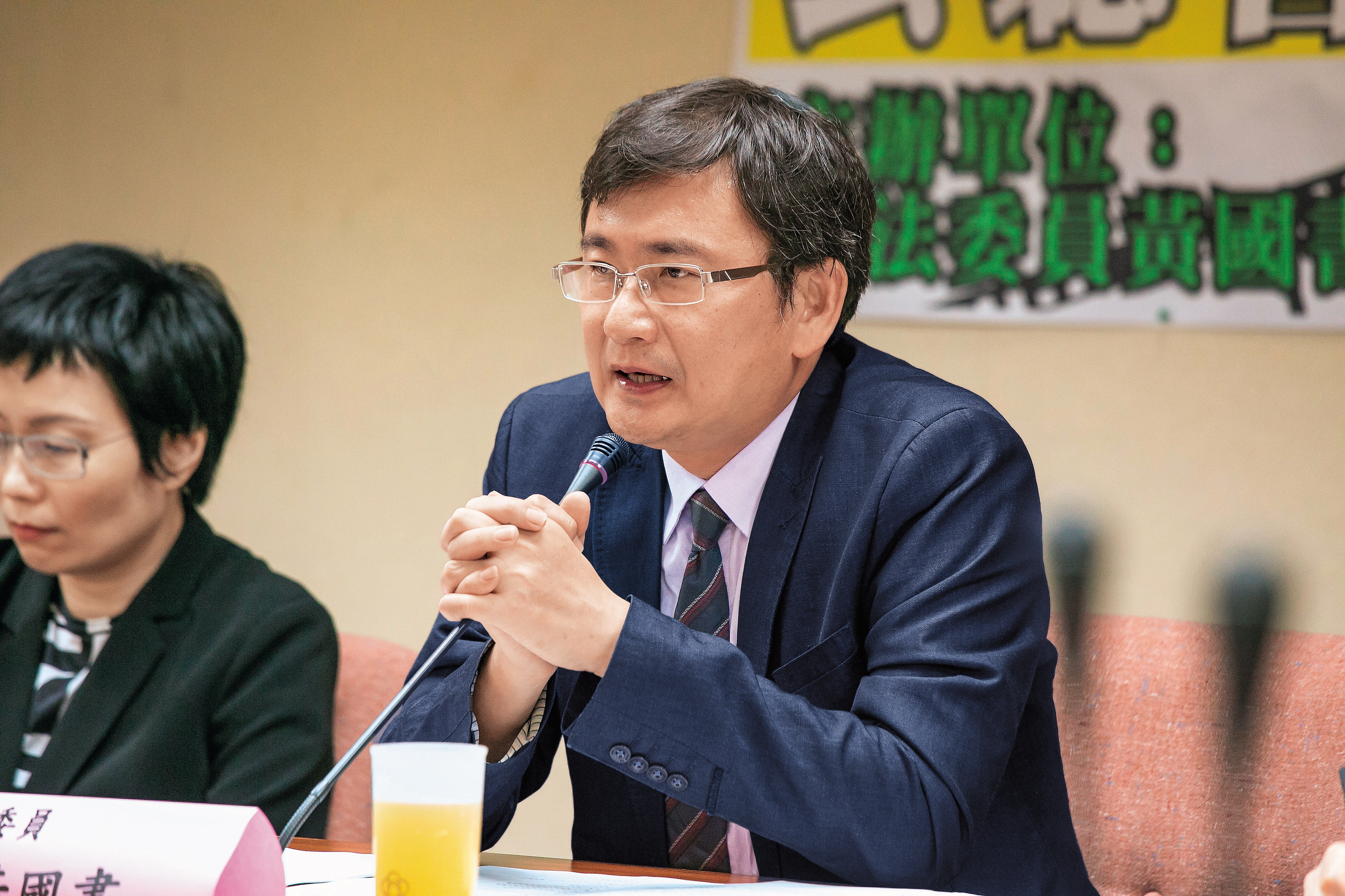 立委黃國書痛批非營業基金不脫「小金庫」的本質，政府宜加強監督。