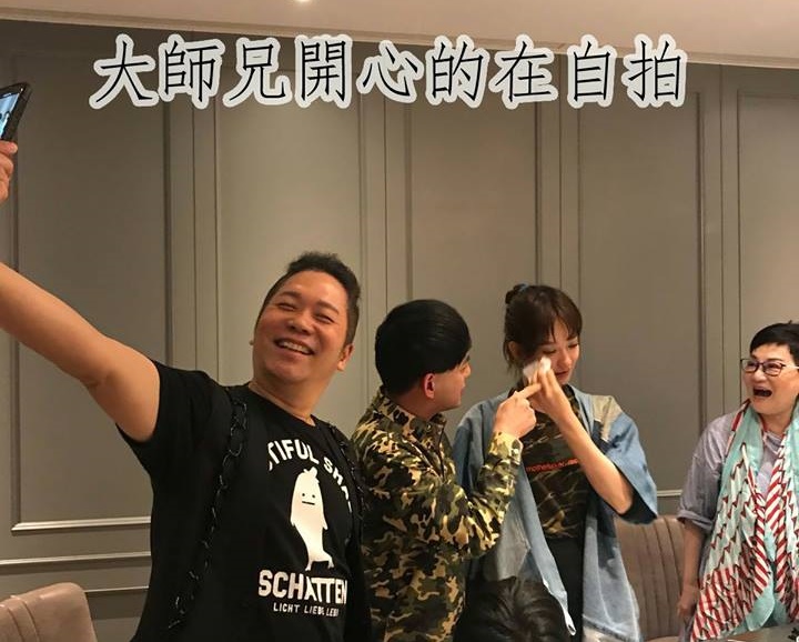 在黃子佼求婚現場開心自拍的卜學亮。（翻攝張小燕粉絲專頁）