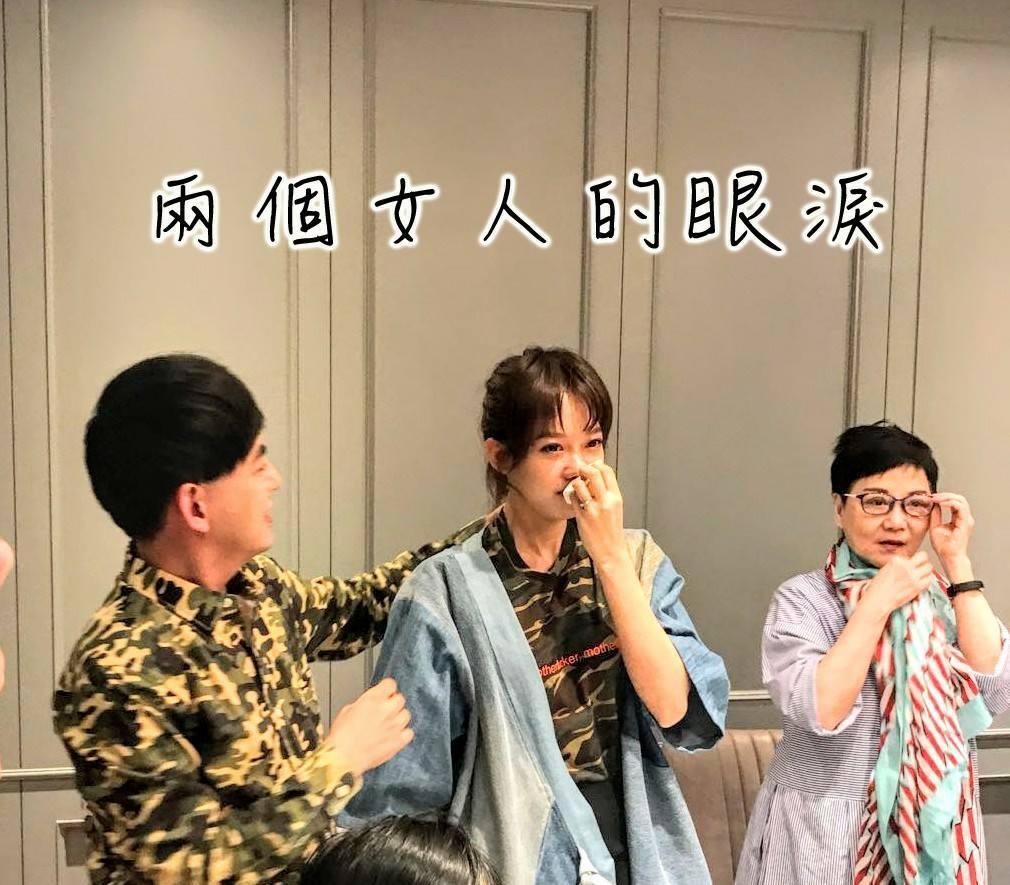 佼佼求婚,張小燕和孟耿如都感動落淚。(翻攝張小燕粉絲專頁)