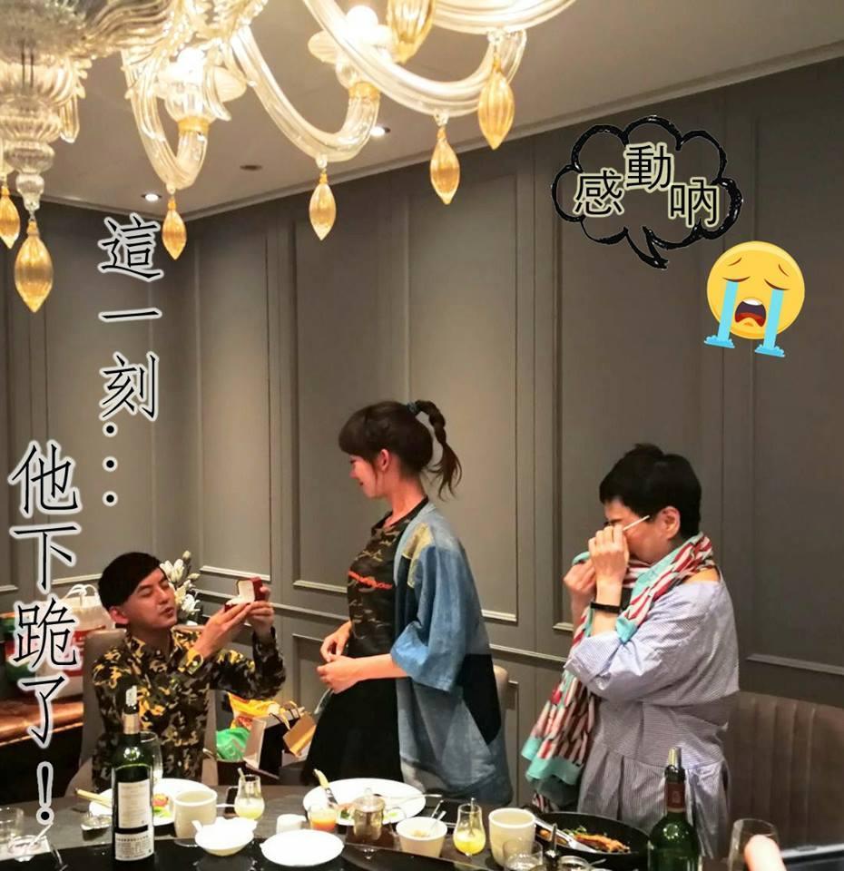 佼佼在生日當天下跪求婚。(翻攝張小燕粉絲專頁)