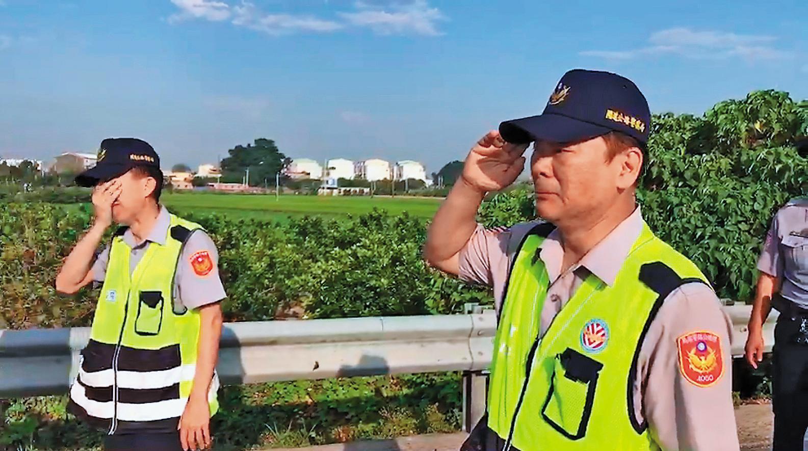 國道員警向殉職的同仁舉手敬禮,高喊「學長任務結束」,掩面哭泣。